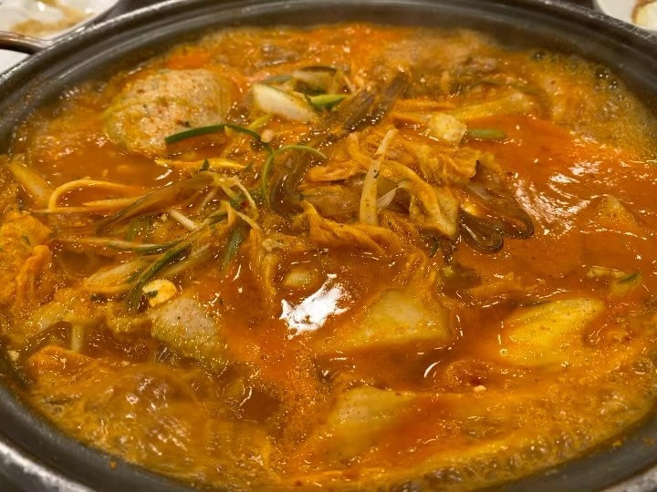 반찬도 깔끔 맛있다! 
칼칼하니 생고기가 가득 들어 있어서 맛깔스럽댜 ㅎㅎ
#수원맛집 #흥숙이김치찜 #흥숙이김치찌개