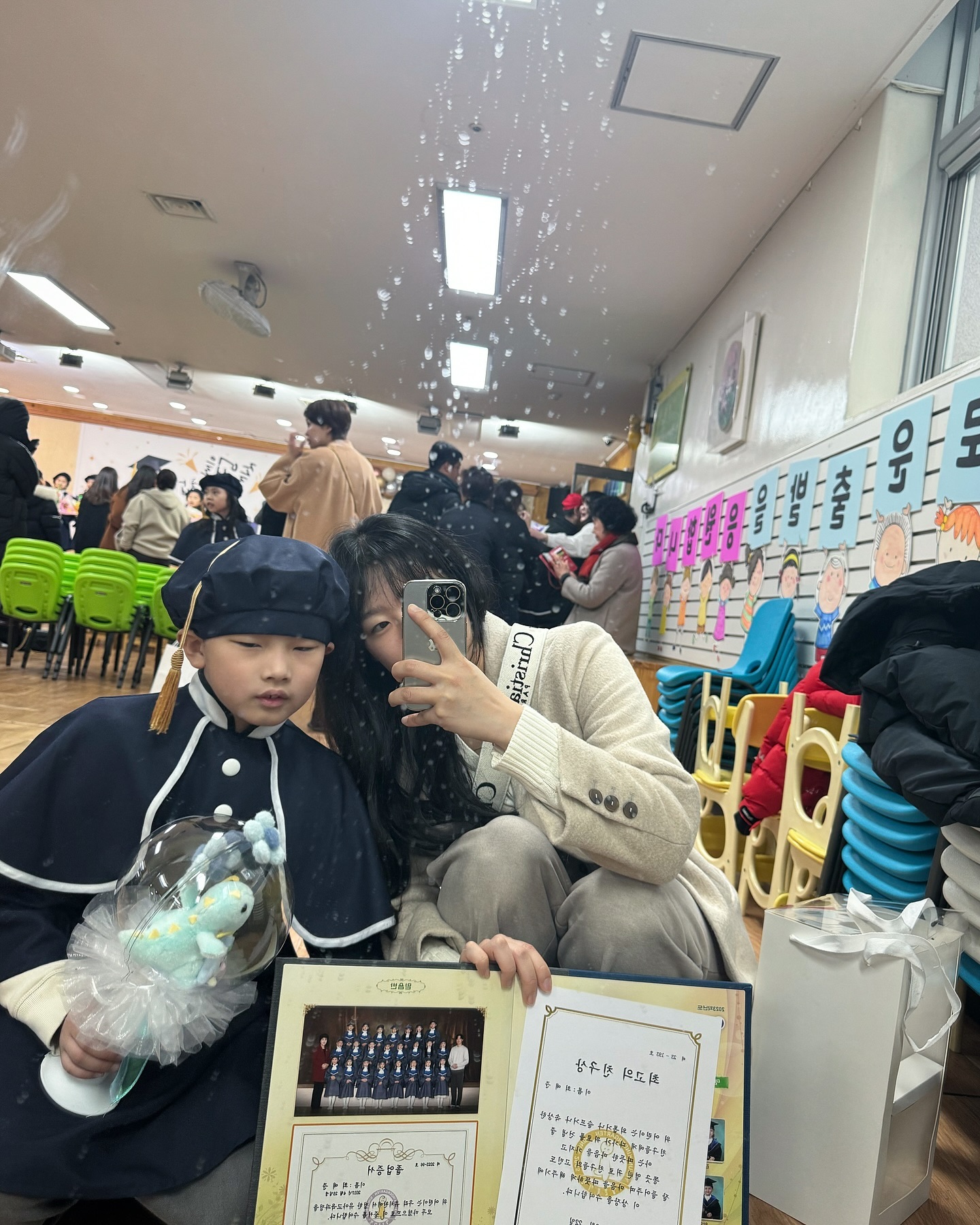 첫찌졸업축하🤍
엄마가찍자고할땐귀찮아하더니
친구들이찍자고하니까 계속찍네..(섭섭해☹️)
구석에서찍는데 하필거울더luv
#유치원졸업 #와아아아아 #방학이다 ....🫠