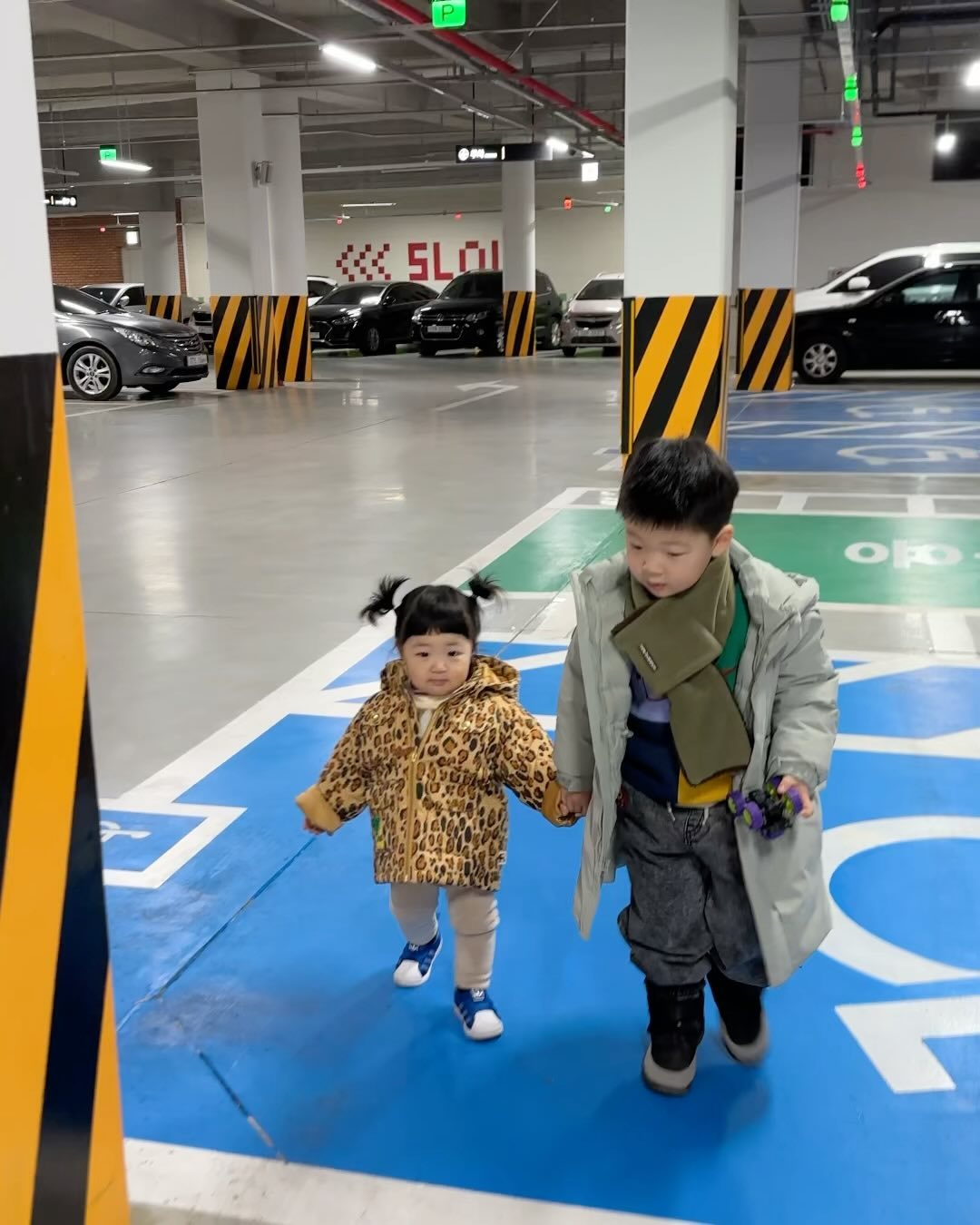 🤍
오빠가 천천히 걸을게에~!
쏘스윗 오빠와 망나니,,🤦‍♀️
#두찌는원래다이모냥맞아요? #그래도사랑해둘 #남매맘 #46갤16갤 #흰쥐띠흑호랑이띠남매 #보폭맞춰주는오빠 #육아맘 #♥️