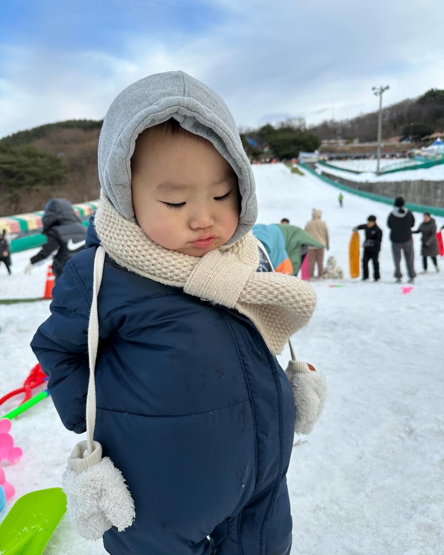 ⛄️

울집 기염댕이 🤍🤍🤍

눈 구경하기 힘든 곳에 사는 아깅이는
눈이 신기하지만 손으로 만지지는 않고ㅋㅋㅋㅋ
발로 밟기 바쁨 ㅋㅋㅋㅋㅋㅋㅋ

#울산#자수정#눈썰매#귀여운아깅이