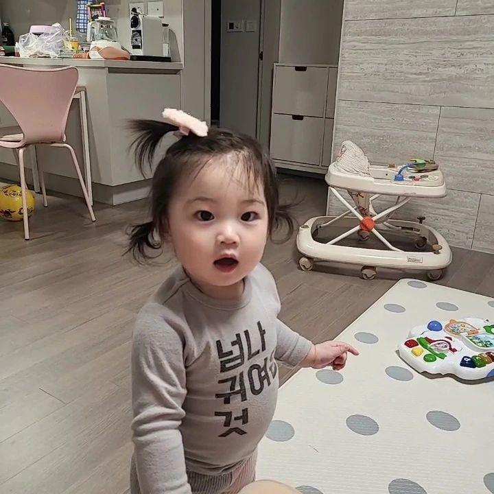 뭐라는지 아시은분? 
해석좀부탁드려요🤣🤣🤣🤣🤣🤣

툭튀 배는 못본척해주세요ㅋㅋㅋ

#다니뽀👶🏻❤ #돌쟁이
#오늘태어난지365일되는날