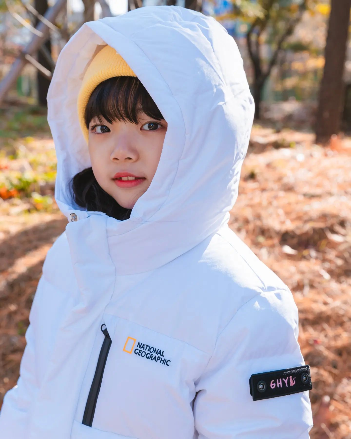 #광고 ng_apparel.kid
⠀
요렇게 내셔널지오그래픽키즈로
무장하면 강추위에도 무적이라규요😉
⠀
숏패딩이 유행이지만
겨울에는 역시 다리까지
감싸주는 롱패딩이 최고🤍
⠀
깔끔한 화이트의 R.D.S 인증
구스 다운 충전재 사용으로 더욱더 따뜻한 롱패딩과
패딩어퍼에 기모안감을 더한 방한화 덕분에
하윤이는 올 겨울 따뜻하게 보낼 예정이에요❄️
⠀
⠀
📍커스텀와펜 프로모션📍
✨️기간: 11월3일 ~ 12월3일 한달간 진행
✨️대상: KIDS 23FW 아우터/플리스 매장 구매 및 제작 신청 고객
✨️내용: 4글자 제한, 고객 희망 문구(영문/한글/특문) 커스텀 제작 증정
⠀
⠀
#내셔널지오그래픽키즈 #내셔널지오그래픽 #키즈롱패딩
#키즈패딩 #남아패딩 #여아패딩 #주니어패딩 #키즈신발
#키즈방한화 #남아신발 #여아신발 #키즈겨울패션
#키즈겨울아이템 #키즈옷 #키즈코디 #주니어옷