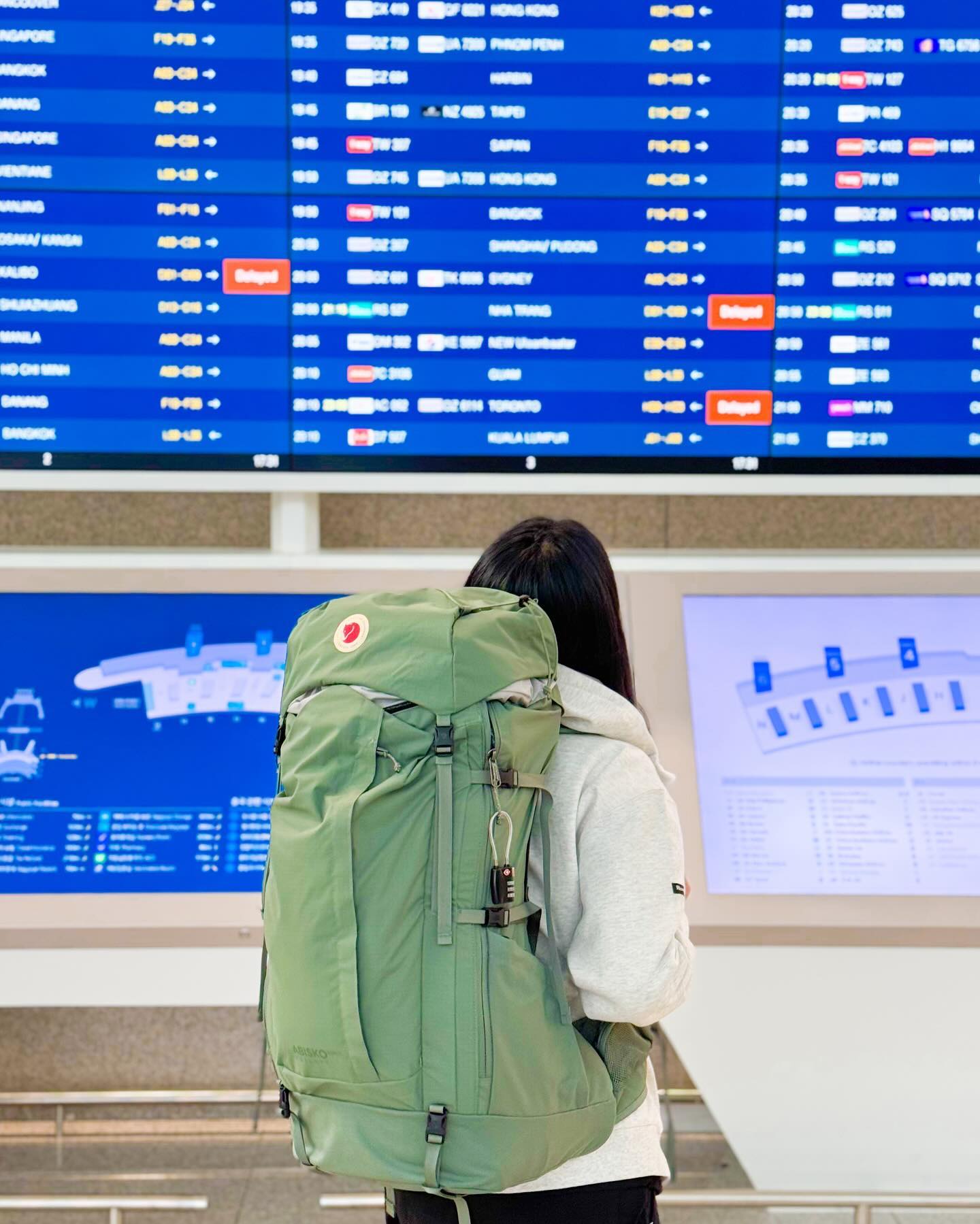 청춘 배낭여행? 피엘라벤이 진리지🎒

이번에 저는 배낭여행을 하고 있어요! 세계여행이란 자고로 캐리어보단 기동성이 좋은 배낭여행이 최고잖아요 👍🏻
게다가 청춘여행은 배낭이 진리다..💙

배낭여행이 처음이라 많은 고민끝에 배낭을 준비하였는데요. 저는 피엘라벤 백팩을 선택했습니다. 결론적으로 편하고 만족스럽게 여행을 하고 있답니다. 게다가 디자인까지 예뻐서 사진 찍기에도 참 좋더라구요. 😍

🔹스웨덴에서 탄생한 브랜드 피엘라벤. 디자인의 나라답게 간결하고 심플한 디자인이 인상적입니다. 피엘라벤은 북극여우를 뜻하는 말인데요. 그래서 로고가 여우모양이랍니다. 이 브랜드 많이들 보셨을 거에요 :) 

🔹제가 사용 중인 피엘라벤 배낭의 장점은요! 
-전면 오픈 가능
-다양한 수납 공간
-튼튼한 지퍼와 버클
-매쉬 등판으로 시원하게
-예쁜 디자인과 컬러는 덤! 

다음 여행은 피엘라벤과 함께 청춘낭만 배낭여행 떠나보시는 거 어떠세요 ✈️💙

🔹 모델명 : 피엘라벤 아비스코 프리루프트 45L
컬러 -  patina green 
피엘라벤 한국 공식홈페이지에서 구매가능

#제품제공 #피엘라벤 #세계여행배낭 #배낭여행 #배낭여행배낭 #피엘라벤배낭 #배낭여행준비물 #세계여행 #fjallraven