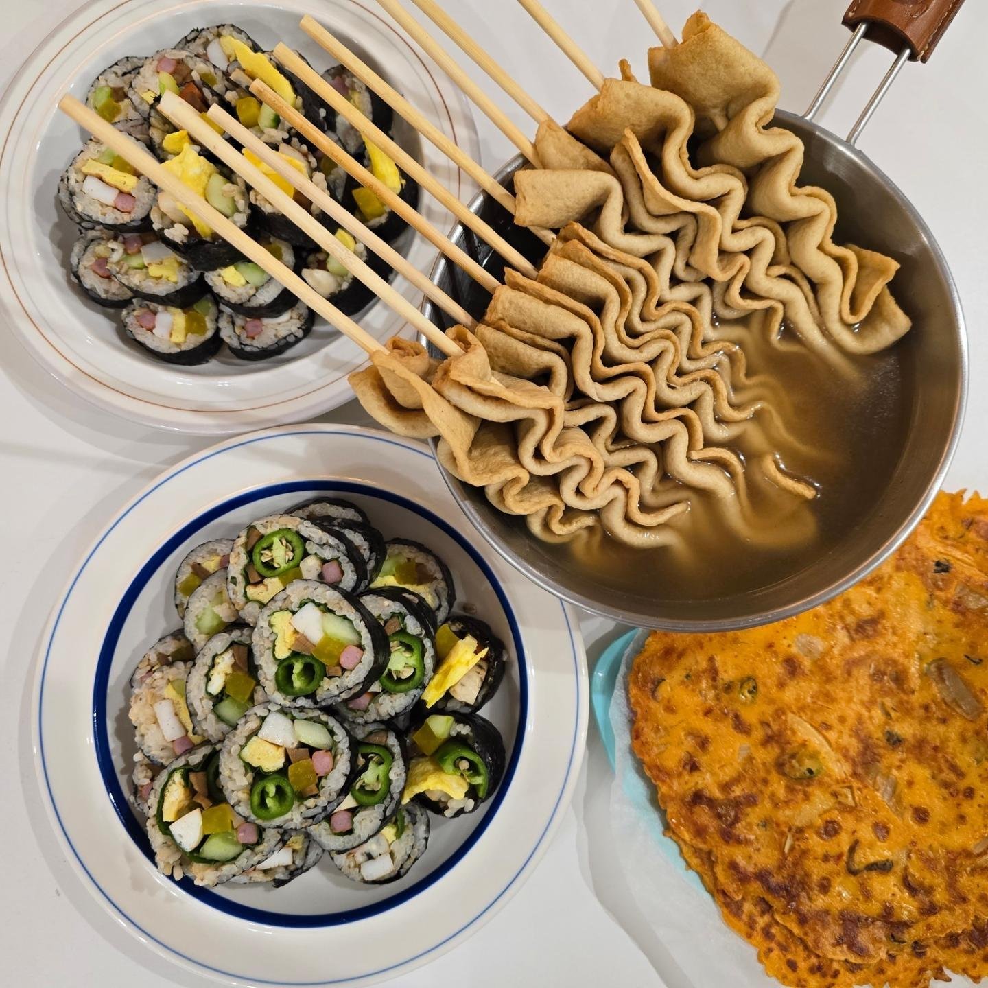 #제품제공 #삼진어묵 #꼬치어묵
이틀전에는 삼진 꼬치어묵을 마라탕 맛으로,
어제는 오이고추 김밥에 시원한 어묵탕 끓여주니 
엄지척 날려주는 식구들~♡

아이들 여름방학 하니 가장 잘 먹는 간식은
역시 분식이랑 어묵꼬치네요! ㅋㅋ

어릴적부터 삼진어묵 꼬치만 먹던 아이들이라
저희집 필수 냉동실 쟁여템이에요.

팅팅 흐물흐물 불어터지는 어묵이 세상에서
제일 싫다는 아이들 입맛은 솔직예민해서
탱글탱글 쫄깃한 삼진어묵과 다른 어묵은 
비교불가인듯요.

캠핑장, 물놀이, 집에서도 간편하게
'꼬치어묵탕'을 즐길 수 있는 
삼진어묵의 베스트 꼬치어묵 3종°•☆
 
1. #특천접사각꼬치
2. #NEW꼬치사각
3. #딱한끼사각꼬치 

3가지 모두 높은 연육함량 (74%이상)이라
잘 불지않고, 오랫동안 탱글탱글한 꼬치어묵을
끓여가며 먹을 수 있어요. 

각각 어묵과 스프가 함께 동봉되어 있어 
간편하게 조리가 가능한 어묵탕 전용 밀키트에요.
저는 삼진어묵 액상 스프가 더 맛있어서
따로 사두고 섞어 넣어주고 있어요.^^

'특천접사각꼬치'와 'NEW꼬치사각'은 
대용량으로 온 가족이 풍성하게 즐길 수 있고,
'딱한끼사각꼬치'는 한 끼 용량으로 
1~2인 가족이 먹기 좋은 제품이니
취향껏 골라 드세요. 다 맛있어요~♡

samjinamook
#밀키트 #간단요리 #저녁메뉴