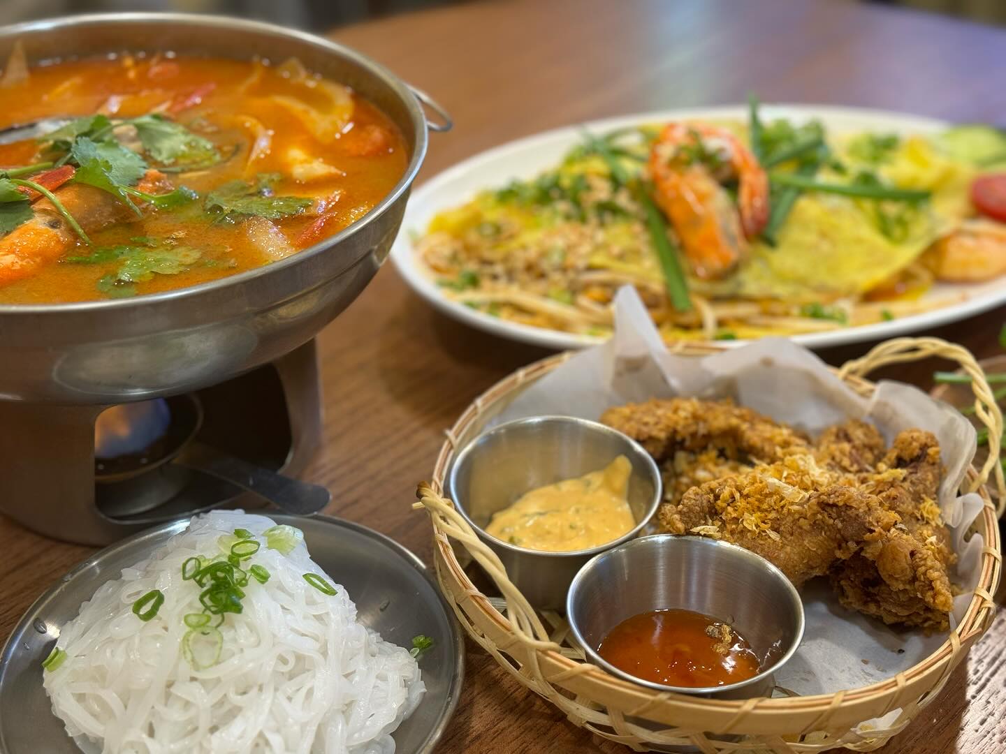 뻔한 프렌차이즈 쌀국수 맛집은 이제 안녕.
태국 현지 느낌 물씬 느껴지는 태국 쌀국수 맛집을 찾았다!
삼덕동 #쏘이삼덕

경대병원역 근처에 위치한 쏘이삼덕. 
개인적으로 좋아하는 똠얌꿍이 있어서 두근두근 방문.
1. 똠얌꿍 (면 or 밥 선택 가능. 면 선택)
똠얌꿍 파는 프렌차이즈 쌀국수 집들에서도 먹어봤는데, 간이 너무 세거나 향신료 맛이 잘 느껴지지 않거나 너무 한국식 맛이라서 만족한 곳이 잘 없었음. 
그치만, 여긴 태국 현지 맛이 잘 느껴지는 (여행가서 혼자 똠얌꿍 3그릇 먹음) 곳이라서 아주 만족스러운 맛임. 
고수도 따로 주시는데 고수러버들은 고수 잔뜩 넣어서 드셈.
2. 쉬림프 팟타이 
개인적으로 팟타이보다는 쌀국수를 선호하는 편이지만, 인기메뉴라서 시켜봤는데 왜 인기있는 지 알겠음. 소스 자체가 독특하고 새콤달콤한게 기름지지 않은 팟타이 맛! 
요건 호불호 갈리지 않을 맛이라 꼭 추천!
3. 타이 갈릭 치킨 
쏘이삼덕의 시그니처 치킨이라 먹어봤는데, 튀김이 아주 바삭바삭하고 맛있음. 사이드로 스프링롤이나 공심채볶음도 있지만, 요 치킨 꼭 먹어보기! 
4. 타이 밀크티
달달한 밀크티를 좋아한다면, 같이 곁들여 먹기 좋음 

* 대체적으로 한국입맛과 타협한 동남아음식점보다는 좀 더 특색있고, 정성이 느껴지는 태국 음식점임
* 배달도 가능! 
* 인테리어도 현지 동남아 느낌 가득해서 잠깐 여행 온 듯한 느낌