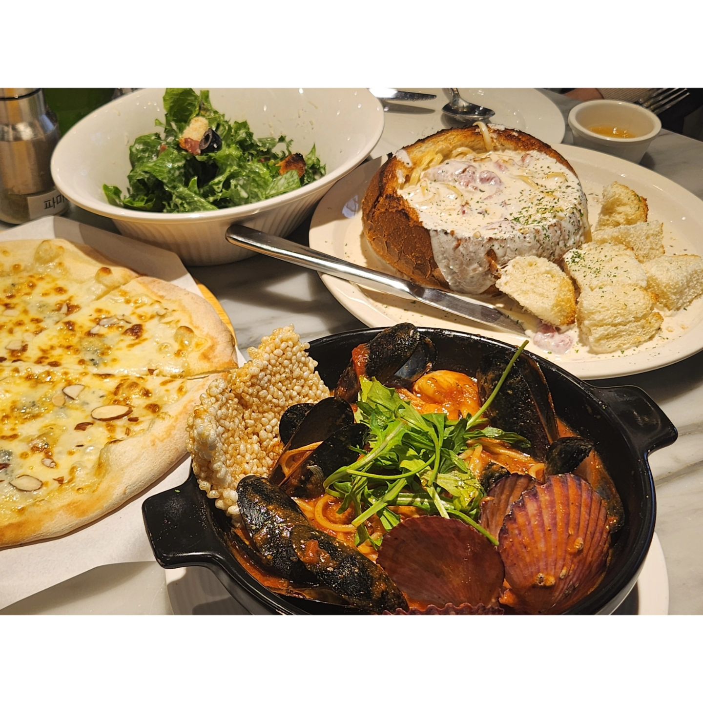 #협찬 #구로맛집 

오늘은 옷사러 NC구로점 갔다가 
리미니에서 밥먹고오기 : ) 

역시 파스타도 맛있고 가격까지 착하니
점심시간 살짝 넘어갈쯤 갔더니 웨이팅까지 있어서 기다리다 들어갔지뭐에요 🫢 

구로파스타 리미니는 런치 방문시 
식전빵과 샐러드도 무한리필이고, 셀프바에 음료와 커피, 차 등 다양하게 무제한으로 이용할 수 있습니다. 

그게 바로 리미니에 꼭 가야할 이유지요. 

새학기 아이들 학교 보내고 엄마들 모임추천 장소에요. 브런치 맛집으로 가격과 세트 구성이 넘나 마음에 드는 곳이지요. 양도 많구요 ㅎ히히 ㅎㅎ

파스타가 9,990원부터 ~ 
세트메뉴가 29,900원부터~ 모임장소 좋죠. 

오전 11시에서 오후 3시까지 꼭 들르기로 약속 !

🙂 신.선.한 샐러드 위에 테이블에서 바로 갈아주는 그라노파다노 치즈토핑이 무한이라니 ..! 
갓구운 바삭하고 따뜻한 식전빵이랑 같이 먹으니 더 맛있었구요. 

고르곤졸라 피자는 화덕에 바로 구워 나오니 🥰 
말모말모.... 빠네 + 스파이시토마토 메뉴 조합은 또오고 싶어지는 맛이랍니다 ㅎㅎ 

#구로파스타 #구로역맛집 #구로NC백화점맛집 #파스타맛집 #화덕피자맛집 #화덕피자 #웨이팅맛집 #리미니구로NC