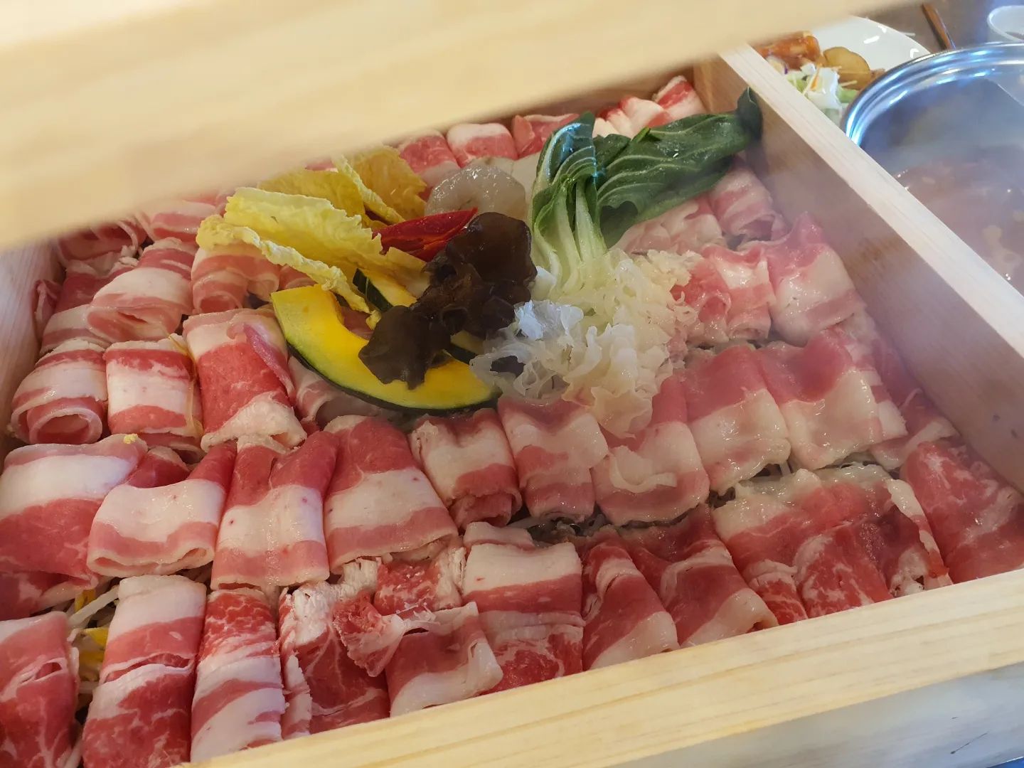 #모두의편백집

오랜만에 친구들이 뭉쳐서 맛있게 먹은날!
샤브도 무한으로! 월남쌈도 무한으로 즐기기 좋은곳!
고기를 편백나무에 찜으로 해먹을수 있다보니 
샤브육수가 말끔하고 개운한 장점이 있다!
아쉬운건 편백나무찜기가 너무 커서 테이블이 비좁아 불편함 ㅠㅠ
그래도 무한으로 엄청나게 먹고 온날! 언제 먹어도 맛있다.
날이 추우니 또 땡깁니다.

#모두의편백집서창동
#서창2지구샤브 #서창동샤브 #서창동월남쌈 #서창동무한리필