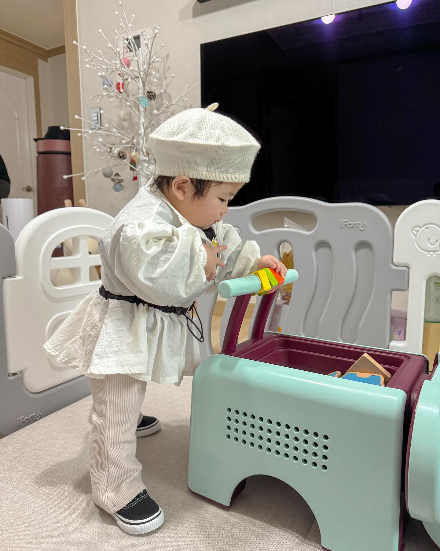 주말에 아빠 준비하는 동안 찰칵📸

코끼리 잡고선 조금씩 걷는 리아👏👏
처음 신발신고 걷기 한게 불편했는지 뿌앙ㅋㅋㅋ
이런것도 귀여워❤️❤️
.
.
.
.
.
.
#주말#20230120#367days
#12개월아기#1살