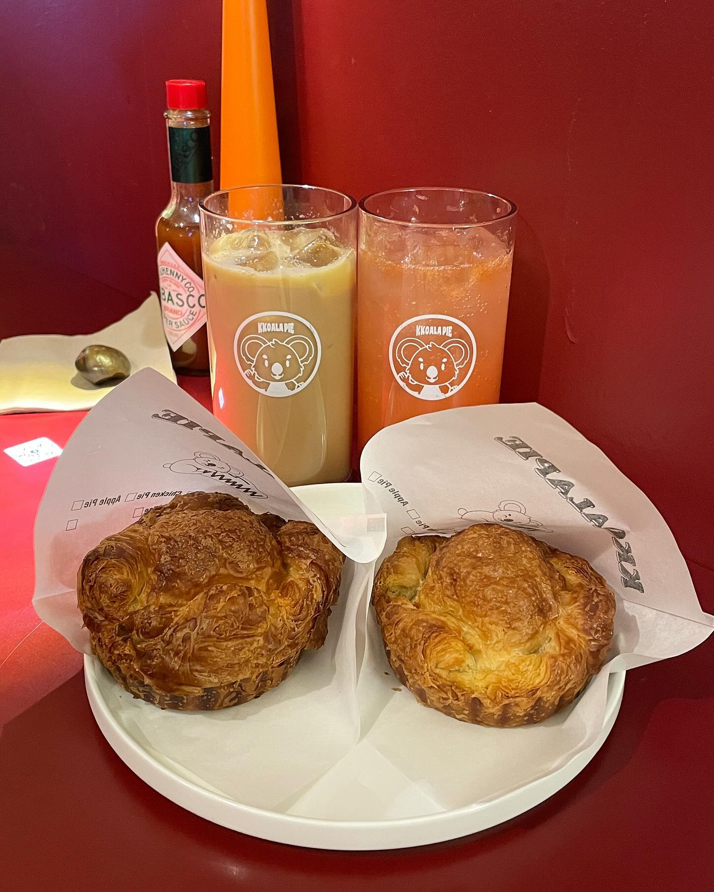 #협찬 호주식 파이 맛집 꼬알라파이

📍 광주 동구 장동로 4 꼬알라파이
✔️ 미트파이 5900, 머쉬룸파이 5900
꼬알라떼 5000, 자몽에이드 5000

바삭바삭한 패스츄리 파이지가 매력적인
호주식 파이맛집 꼬알라파이

음료는 항상 시그니처 음료를 먹어보는 편이라
꼬알라떼와 좋아하는 자몽에이드 주문

미트파이는 볼로네제 미트볼 토마토맛
고기가 가득 들어있어 식사대용으로도 좋은 미트파이는
타바스코 핫소스를 조금 뿌려먹어도 맛있고
그냥 먹어도 맛있는 인기 메뉴!

머쉬룸파이는 진한 양송이 스프맛으로
부드럽고 고소한 머쉬룸 크림이 가득했어요

꼬알라떼는 달달하고 고소한 라떼인데
시그니처 메뉴답게 파이와 잘 어울리고 맛있었어요
자몽에이드는 자몽청 가득하고 적당히 달달씁쓸한게
자몽에이드 맛집이더라구요😋

제대로된 호주식 파이를 먹고 싶다면 꼬알라파이 추천!

#광주카페#광주카페추천#광주동구카페#장동카페#광주디저트#광주신상카페#동명동카페#광주파이#광주동구디저트#광주맛집#카페투어#카페추천#먹스타그램#맛스타그램#파이#파이맛집#미트파이#먹팔맞팔