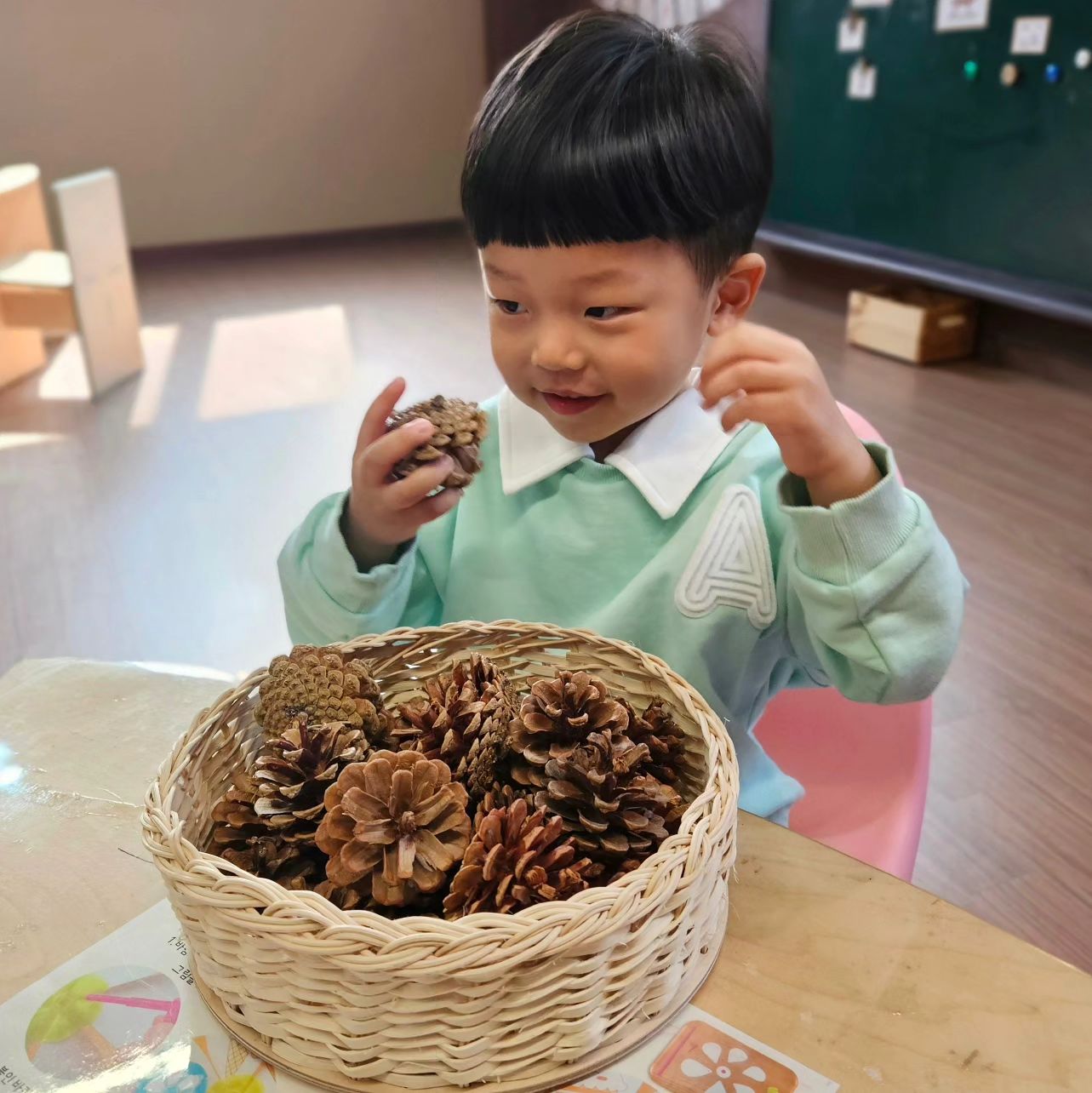 ⁣
#주말기록 ⁣
⁣
한달에 한번씩 주제가 바뀌는 #오산 나무처럼
이번달 주제는 봄에 맞춰서 다양한 놀이가 한가득!⁣
⁣
우리연우 솔방울 가져와서 탐색 해보고 향도 맡고⁣
⁣
다양한놀이가 있는 나무놀이공간에서 집에 갈때까지⁣
놀고 가기전까지도 아쉬워서 목마 한번 타고 쿨 퇴장ㅋㅋ⁣
⁣
⁣
4월에 주제 바뀌면 이모네랑 또 다녀오자❤️❤️⁣.

🏷연우ootd moitoinous_kids
⁣
⁣
⁣#아들스타그램
#오산놀이터#좋아요⁣
#오산아이랑가볼만한곳⁣