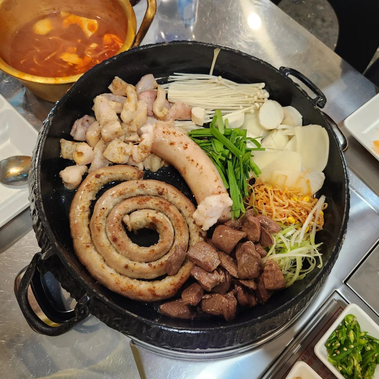 안녕하세요? 오늘 방문한 맛집은 바로 '곱창수월래'에요!

곱창수월래는 제가 다녀본 곱창집중에 제일 가성비가 좋고, 맛도 좋은 곳으로 꼽는 곳인데요.

이번 글에서는 한번 곱창 수월래에 대해서 소개해보려해요.

우선 곱창수월래에서는 서비스로 찌개를 주시는데요, 안에 들어가는 내용물로 '순두부'와 '라면'중에 고를 수 있습니다.

라면도, 순두부도 전부 맛있으니 기호에 맞춰서 주문해주시면 돼요. ㅎㅎ

곱창수월래의 묘미는 바로 불쇼! 저는 갈때마다 보는재미가있어서 좋았는데, 사람에따라 선호하지 않으시는 분들이

있다고 해요. 사장님께서 불쇼를 할지 말지 의사를 먼저 물어봐주시는데, 원하지 않으시면 선택하지 않으셔도 됩니다.

그리고 주목할만한 점! 맛있는 곱창! 저희가 주문한 곱창은 '소모둠곱창'인데요, 1인분에 250g의 양에 가격은 21,900원의 착한 가격이에요.

게다가 곱창에는 곱이 가득 들어가있고 식감도 아주 부드럽고 맛있어요!! 한우인지, 수입산인지 알 수 없을정도로 정말 맛있습니다.

마무리는 옛날 오락실에서 게임을 즐길 수 있는데요. 사장님께서 동전을 5개정도를 주셔요. 이 동전으로 옛날오락실에서 게임으로 이기면 코인을 주는데, 각종 주전부리와 교환하실 수 있습니다. 마지막까지 재미있는 이벤트로 가득한 곱창수월래에요. ㅎㅎ

맛도있고 재미도있는 곱창수월래, 곱창을 좋아하신다면 꼭 방문해보시길 추천드리고 싶습니다.

#춘천맛집 #춘천곱창 #춘천곱창맛집 #춘천레트로