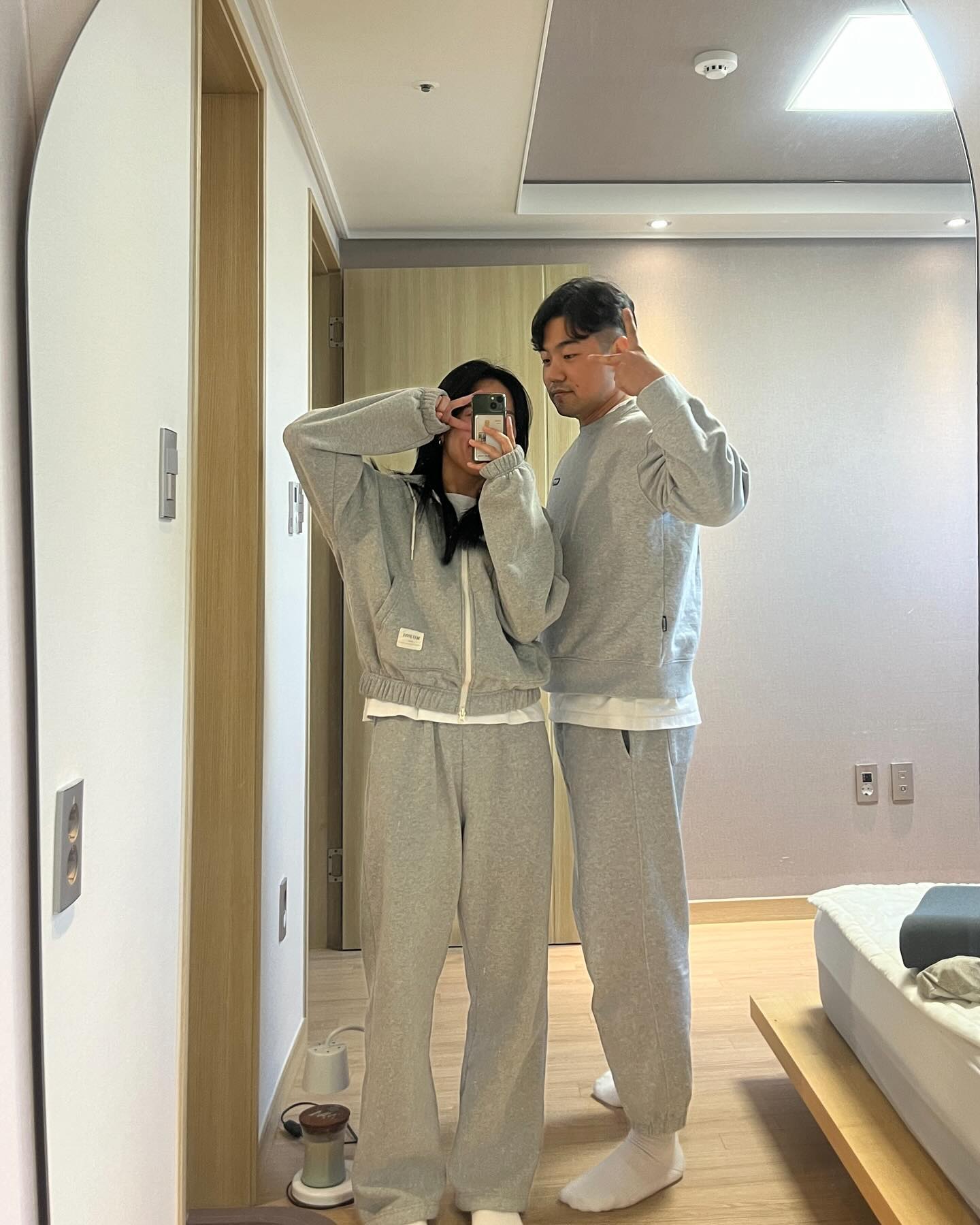 편한게 최고여~~🩶 이사때문에 당근나눔하는데 재밌네예~!!
양기모 톡톡하이 들어있는 후드셋업 매주말마다 입는듯!!
꽁치님 (baby.saury ) 추천으로 구매해봤는데 대만족이에요🫶🏻

 ➰양기모후드집업셋업-메이지니 

#나형_데일리룩 #주말룩 #후드집업코디 #시밀러룩코디