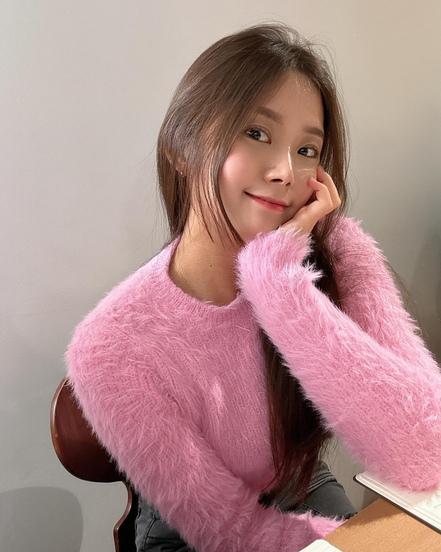 작년에 찍은 사진인데
오늘도 이 옷 입고 나왔네?💕
#핑크조아
.
.
.
.
.
.
.
#셀스타그램 #셀피 #서울 #용산 #용산카페 #자라 #자라니트 #앙고라니트 #핑크니트 #핑크덕후 #핑크 #zara #sel #selca #selfie #pink #pinkgirl