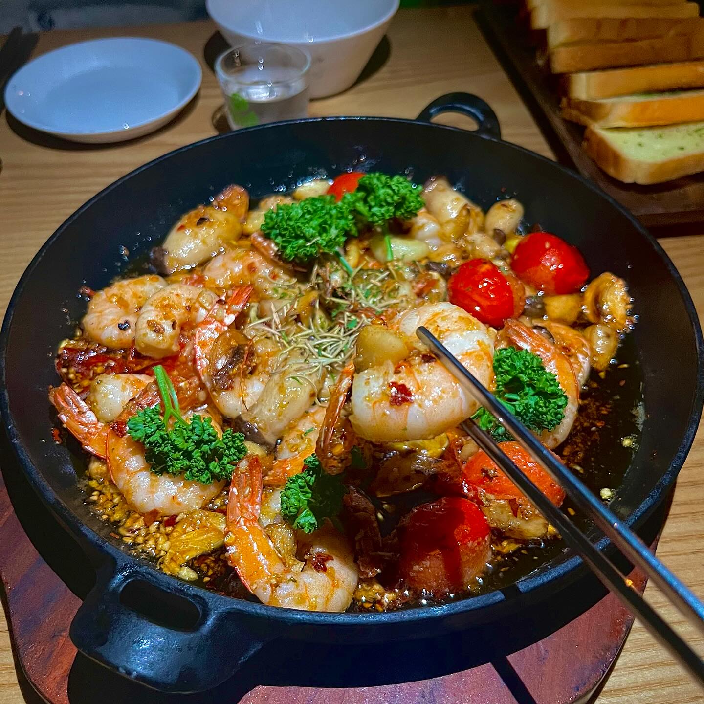 영대 안주 맛집 분위기 맛집‘커스올라’

감바스알하이요를 주문했는데
새우양도 많고 새우 크기도 커서 배부르게 먹었어용
찍어먹는 빵도 양이 많아서 여럿이 먹기 좋은 안주🩷
그 외에도 여러 안주 종류도 많고
무드한 분위기로 데이트 코스로도 추천!!!

술찌들을 위한 하이볼까지!!
여기 하이볼 맛집이라는 소문이 ..🤩

4인 테이블 8개, 6인 테이블 3개로
겉과 다르게 넉넉한 좌석까지 👍🏻

이번 불금은 요기어때??!!😍

📍 경북 경산시 청운로 20
🕰️ 17:00-2:00 라스트오더 1:00

#경산술집 #영대술집 #대구술집 #커스올라 #영대맛집
