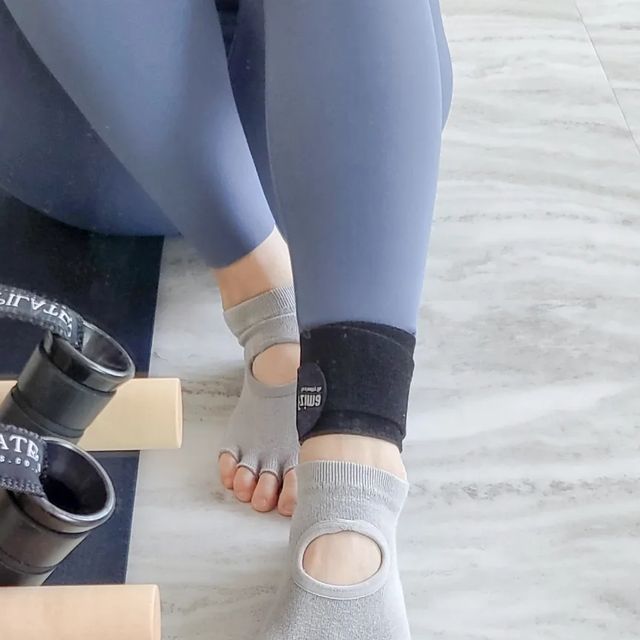 늘봄 on Instagram: "#광고 러닝하다가 살짝 발목을 접지른 이후로 발목 보호대를 착용중인 요즘이에요🥲 이왕.. 이렇게 된거 손목 보호대로도 사용 가능한 제품으로 봤는데 사용하는 근육 부