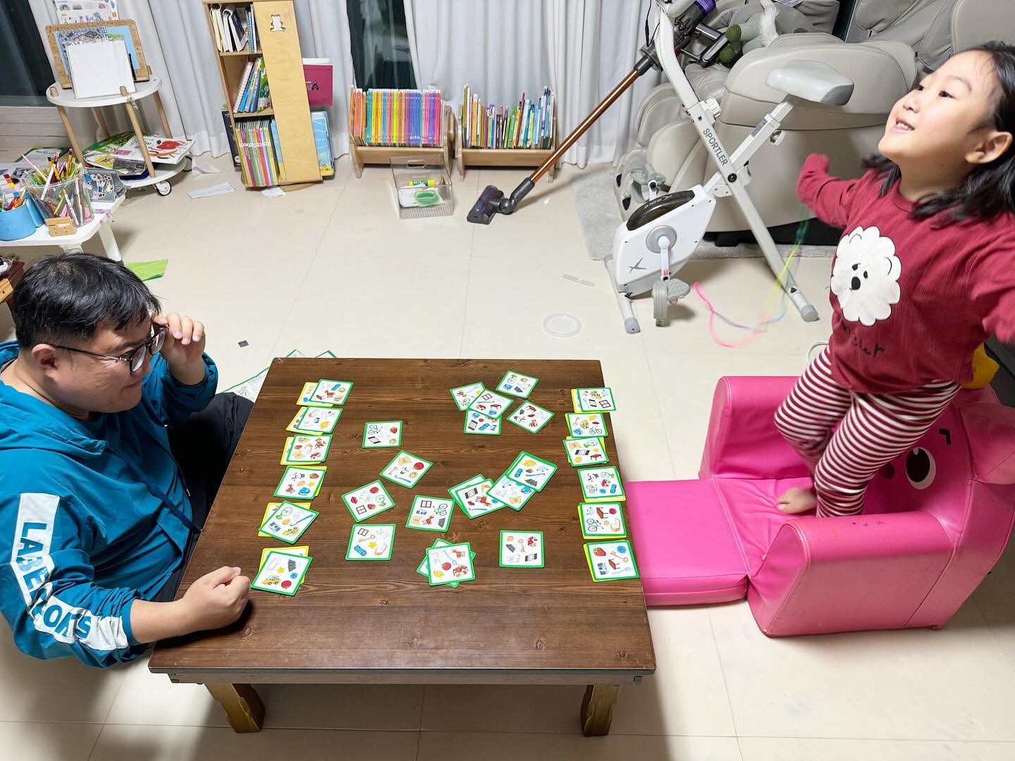 #협찬 #탐탐스쿨한글

한글떼기돌입
한글공부가 싫다는 어린이를 위한 
재미있는 이미지 단어 보드게임
특히나 아빠와의 놀이를 좋아하니까
퇴근해서 오면 바로 꺼내들어 하루에
한번씩은 함께 하니 겨울방학 동안은
한글 쉽게 뗄 수 있겠지
.
#탐탐스쿨 #어린이한글보드게임 #행복한바오밥 #보드게임 #엄마표놀이 #보드게임추천 #놀이학습 #한글교구