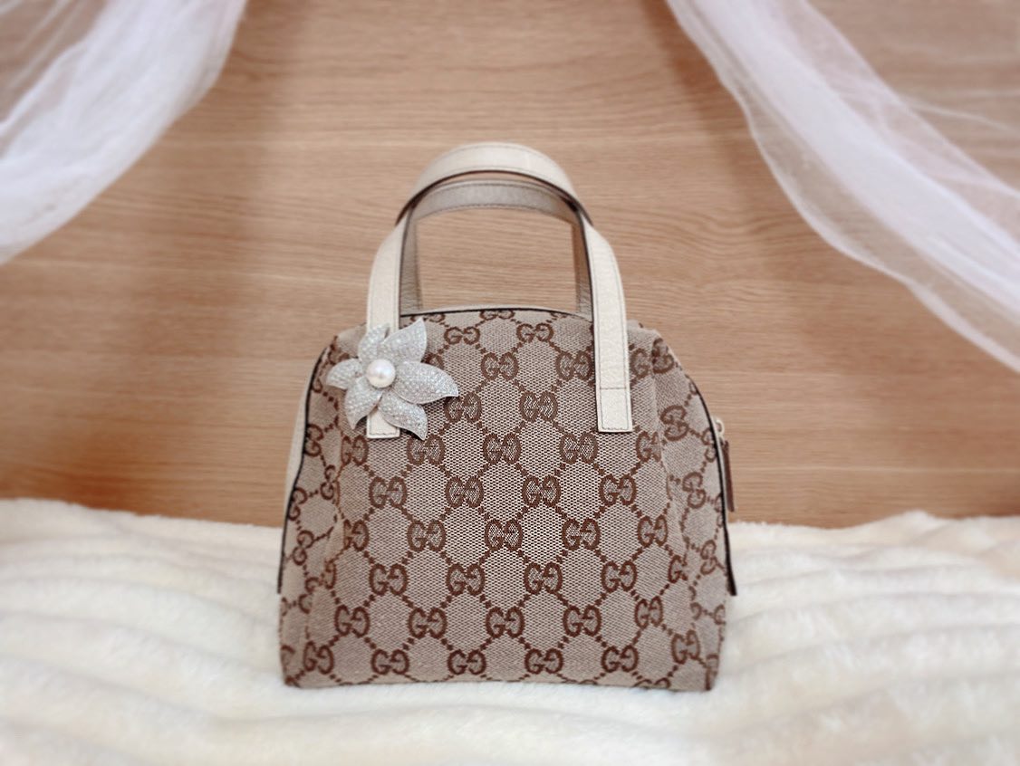 #구찌 #gucci
어머님께 선물 받은 #구찌가방
예쁜 브로치 하나 다니까 #휘뚜루마뚜루 가방 완성❤
