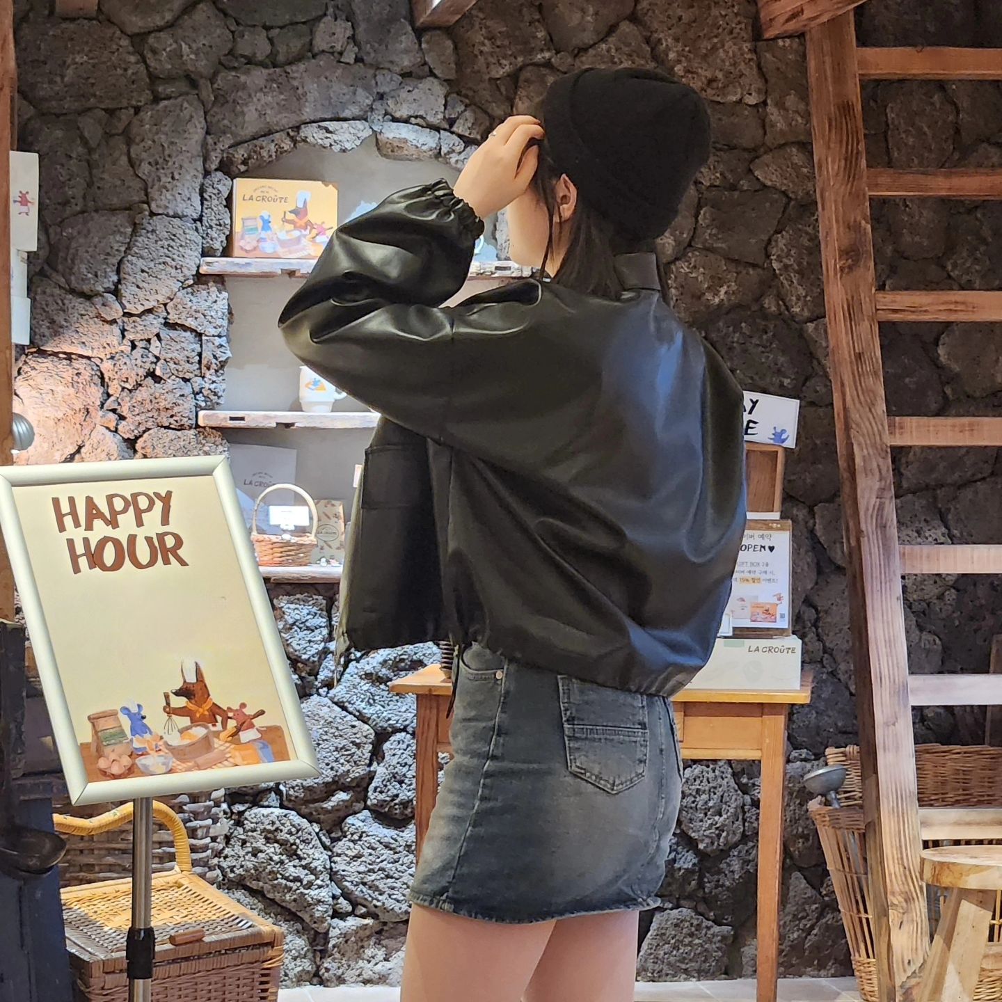 🖤28번째 게시물🖤
-저 모자랑 안친해서 비니 잘 안쓰는데 이번에는 좀 힙해보고 싶어서 써봤습니당>< 오늘은 뒷모습으로 올려봤는데 어떤가융🥺❣️

#패션모델 #03 #04 #05 #미니멀룩 #스트릿룩 #대학생룩 #hiphop #코디추천 #카페 #겨울여친룩 #패션계정맞팔 #고양이상 #여친룩 #봄 #lookbook #에이블리 #데이트룩 #fashion #오오티디 #ootd #선팔하면맞팔 #맞팔해요 #좋반 #댓글반사 #협찬환영 #소통해요 #ファッション #followforfollowback #likesforlike