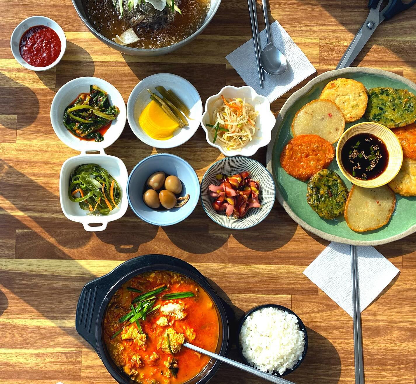 #경주황성동맛집 #경주강릉초당골짬뽕순두부 

경주 강릉초당골짬뽕순두부
경주시 황성로28번길 13, 2층
(바로옆 공영주차장 이용)
09시 ~ 23시(라스트오더 22시)
0507-1318-8222

우리 친해지자 프로젝트!!
그녀와 점심데이트 
나는 뜨끈국물 짬뽕순두부 vs 넌 살얼음냉면
서로의 취향이 다르지만 함께할 수 있는 곳
.
알고보니 내가 좋아하던 송주불냉면&수제돈가스경주점이
이전하고 새로워진 곳
브런치맛집 분위기지만 맛은 30년전통요리맛집 느낌
매콤하면서도 단백하고 부드러운 순두부에 신선한 해물이 주는
깊은맛의 불향이 더해진 짬뽕순두부로 밥 한그릇 순삭ㅋ
이쁜 사색 모듬전도 완전 별미!! 

너도 나도 배통통 인증^^
#경주맛집 #짬뽕순두부맛집 #냉면맛집 #모듬전맛집 
#황성동맛집 #이쁜식당 #아기자기소품 #청결식당