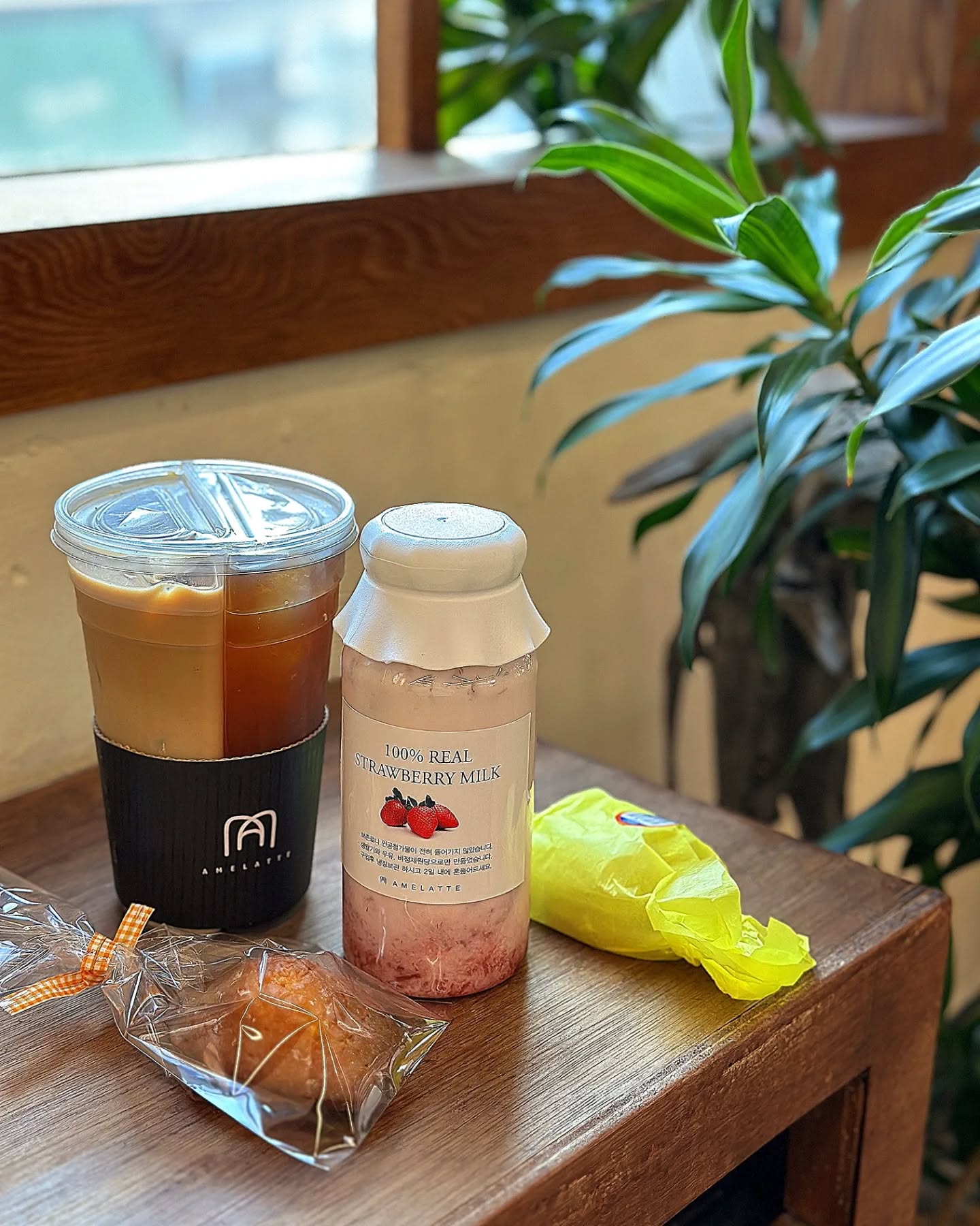 #협찬 동대입구역 근처에 포근하고 가성비가 좋은 로스터리 카페☕
⠀
동대입구 커피집
⠀
동대입구역 근처 아늑하고 따뜻한 느낌의 디저트 카페 커피집에 다녀왔어요 :)
가게도 이쁘구 곳곳에 식물들이 있어서 생기있어 보여요🌱🍃🌿
매장 자체도 크고 좌석 간 공간이 넓어서 편하고 좋았어요
창문으로 들어오는 햇빛을 쐬며 여유롭게 디저트와 커피한잔 마시니 피로가 녹네요🌞
⠀
수제로 만든 생딸기라떼에 꽂혀서 마셔봤는데🍓
딸기가 큼지막하게 들어있어서 식감이 좋고 인공적인 맛도 안나요
아메리카노와 라떼 중에 뭘 마실까 고민하는데 아멜라떼는 중국집의 짬짜면처럼!! 한꺼번에 마실 수 있는 커피도 오랜만에 발견해서 바로 마셔봤어요ㅎㅎ 직접 로스팅하는 카페에서의 커피는 실패하는 경우가 잘 없더라구요
⠀
동대입구역카페 중에서 내부에서 직접 로스팅을 하는
로스터리 카페인데 맛도 훌륭하고 가격이 착해서 놀라요☕
책 들고 가서 읽기에도 좋은 분위기로 근처에 남산이나 장충체육관에 들렀다가 동대입구데이트코스로 방문해서
쉬기 좋은 곳입니다💗 :)
amelcoffee
⠀
⠀
⠀
☕아멜라떼 4.5
🍓생딸기라떼 6.5
🥥코코넛커피 5.0
🍋레몬파운드 3.0
🥧레몬마들렌 3.0
⠀
⠀
📍서울시 중구 동호로20길 6 아세아빌딩 1층
⏰영업시간 월-금 08:00-21:00 토-일 10:00-19:00
⠀
⠀
⠀
⠀
⠀
#장충동카페#동대입구역카페#커피집#약수역카페
#투리그램#동대입구역디저트카페#동대입구데이트코스
#동대입구카페#청구역데이트코스#청구역카페
#동대입구핫플레이스#동대입구데이트#신라호텔카페
#동대입구감성카페#약수역감성카페#청구역감성카페
#먹스타그램#맛스타그램#커피스타그램#맞팔환영#🍪