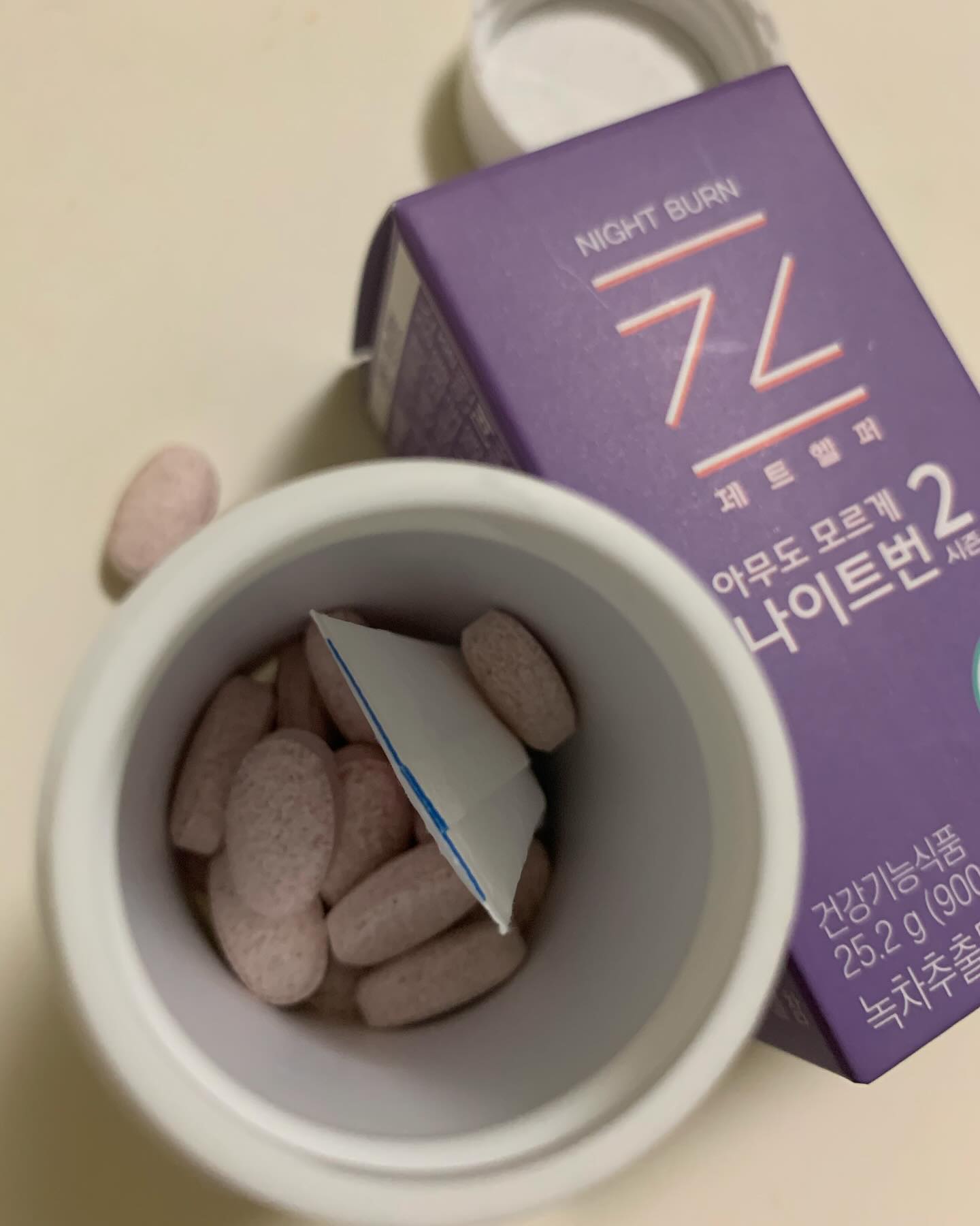 야식은 꾹 참으면 힘들어!😹 일본에서 사온 컵라면 처음 먹는데 너무 맛있다😹😻 하루 두알은 저녁에 먹는중 #나이트번 #아무도모르게나이트번2 #다이어트일기 #다욧 #다욧중 #다욧스타그램