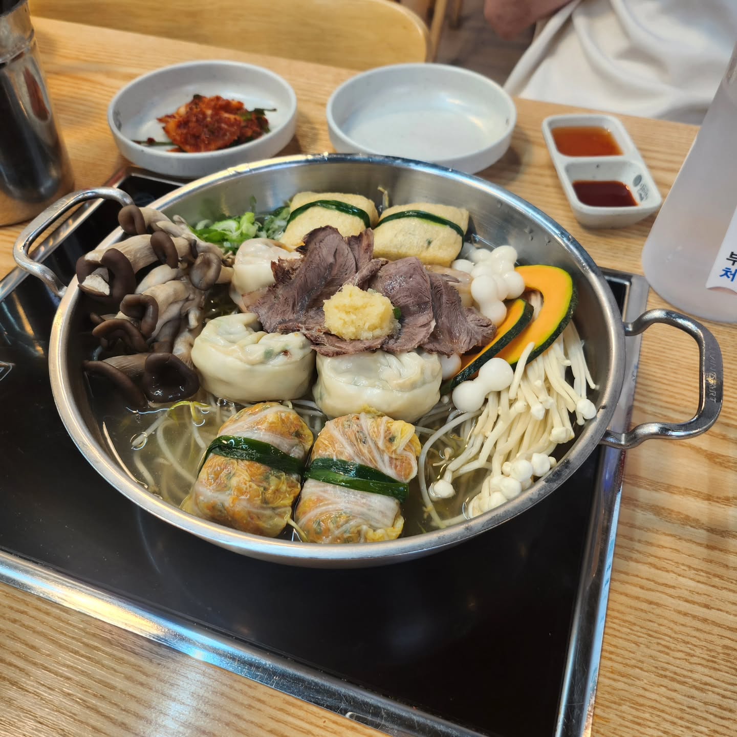 성남 살 때 일부러 찾아가서 먹었던 만두전골 찐맛집 의정부 일미만두!!
육개만두전골을 시키면 맑은 육수 전골과 육개전골을 둘 다 즐기는 1+1 효과까지 있음
맑은 전골로 먹다가 중간에 양념장이랑 고사리 넣고 끓이면 바로 육개전골로 변신~
만두가 진짜 실하고 오래 끓여도 터지지 않아서 끝까지 맛있게 먹을 수 있어서 굿굿
특히 다른 곳에서 보기 힘든 유부만두랑 숭채만두가 별미임
마무리로 먹는 칼국수까지 모든게 완벽해따...
배 터질 것 같은데 너무 맛있어서 꾸역꾸역 먹다가 배탈나긴 했지만... 그래도 맛있는걸요ㅠ
진짜 왜 안먹어...