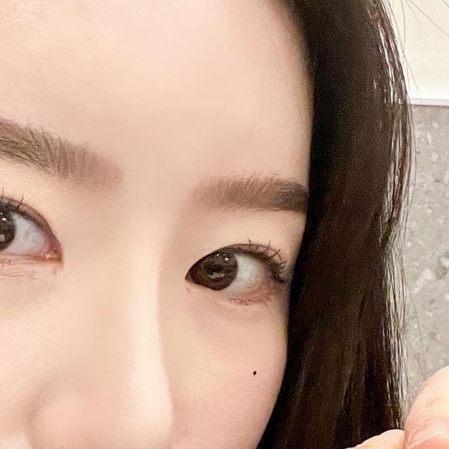 @wmeroe on Instagram: "원래 평소에 케이스 잘 안끼는 편인데 이번에 이쁜 디자인 발견해서 고급스러운 디자인으로 에어팟 케이스 교체🤍!! ㅎㅎ 요 제품은 " 어반스티치 에어팟 아티산 케이스 "