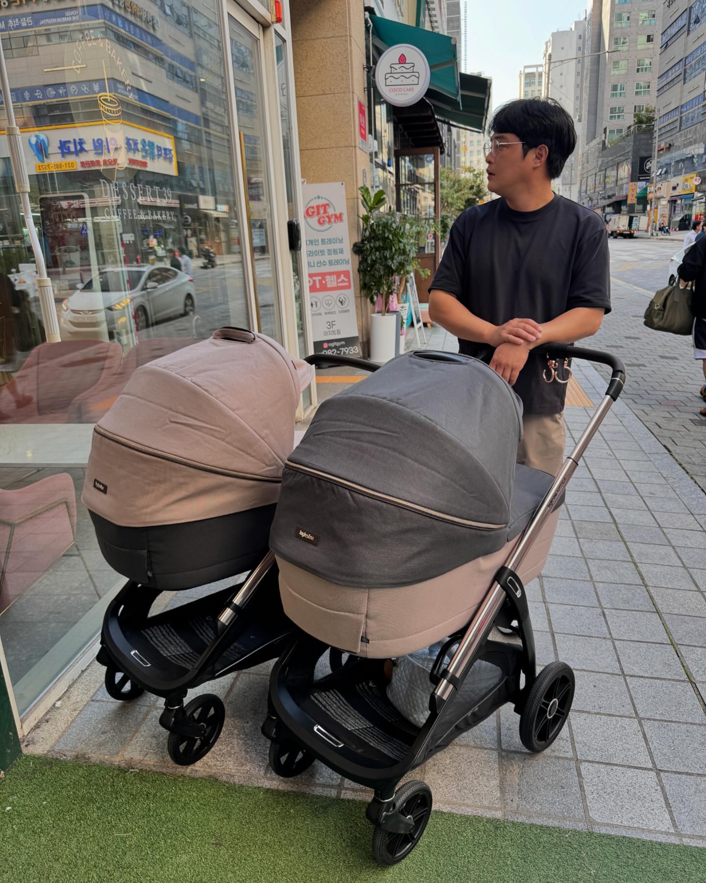 #내돈내산 | 잉글레시나 앱티카듀오

육아용품은 거의 선물받거나 제공받았는데
유일하게 구매한 잉글레시나 유모차!
다른브랜드 쌍둥이 유모차 사려다가 너무 무거워서
여기저기 알아보다가 이탈리아에서 만들어서 오고
폴딩도 쉽고 여자인 나 혼자서도 들 수 있게 가벼움!
 
캐리콧도 있어서 미숙아인 봄둥이들이 활용하기 넘 좋음
산책가는 재미도 있고 넘 마음에 든다-:)

박람회통해서 우린 유모차 두개로 구매했다.
각각 다른색상으로 구매해서 커버로 교차해서 믹스매치😊

할인도 많이 받고 사은품도 듬뿍 챙겨서
비싸지만 알뜰하게 잘 산 것 같다-:)

봄둥이들 몸무게 조금만 더 크자 열심히 타고 다니게👼🏻👼🏻

#잉글레시나 #잉글레시나앱티카 #유모차 #유모차추천 
#육아템 #육아템추천 #디럭스유모차