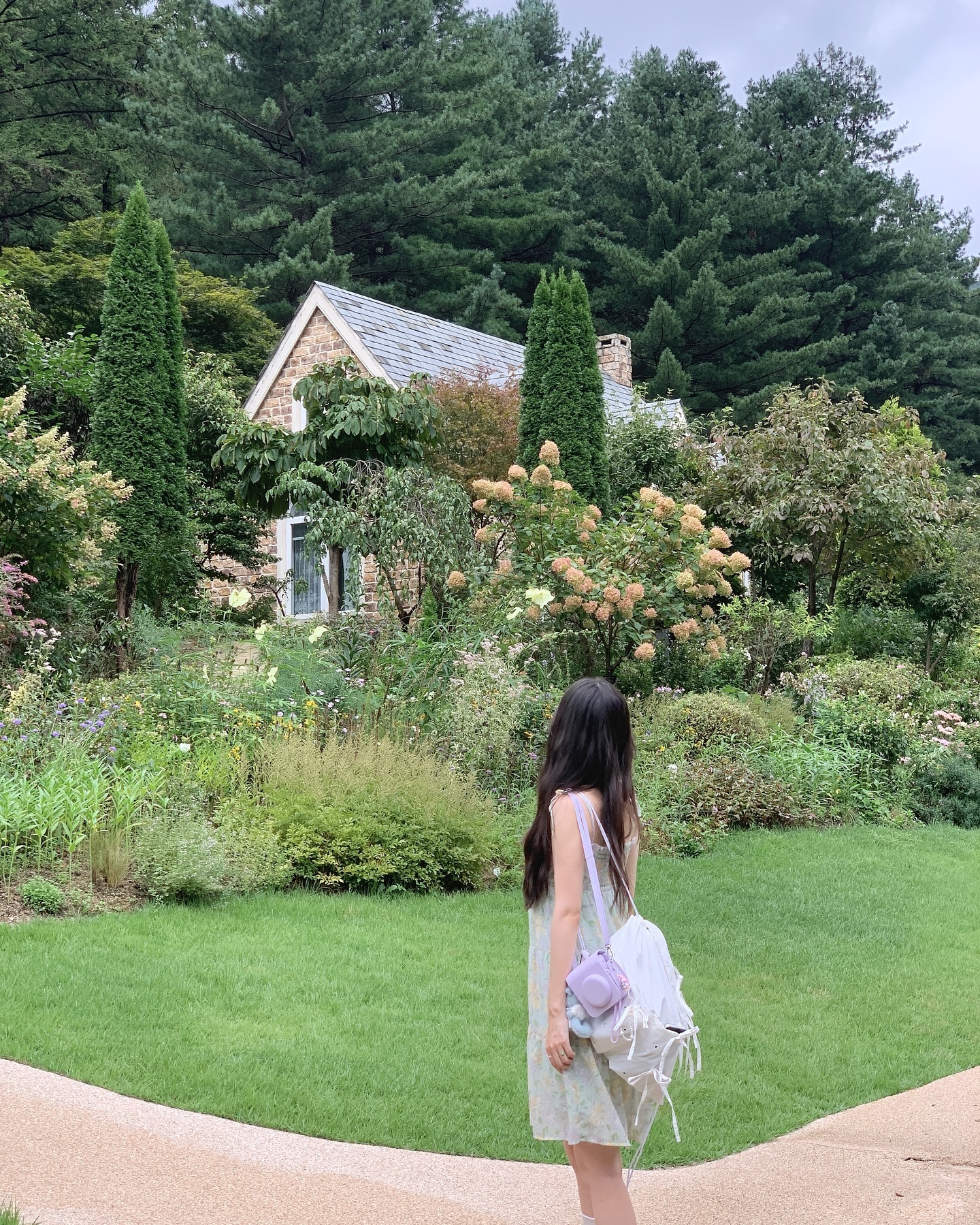 여름이 갔지만 끝나지 않은 여름사진🌿 나만 이런거 아니지?🥲
.
.
.
#가평#가평여행#수목원 #무궁화 #스냅#스냅모델#summer #여름#프리랜서모델#여자모델#부분모델 #korean #kfashion #vintage #빈티지원피스 #snapshots #pic #daily #빈티지
