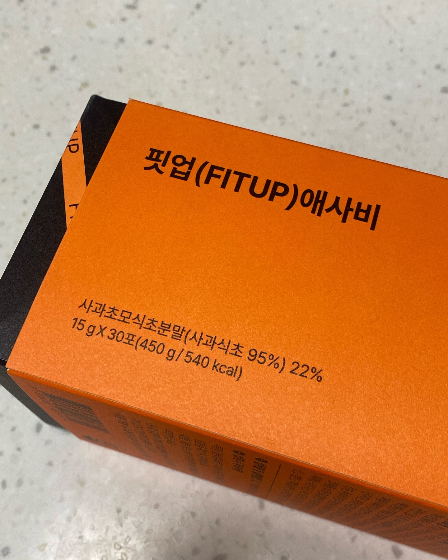 #협찬

기존 애사비와는 차원이 다른 맛 “핏업 애사비”

영국 서퍽(Suffolk) 지역에서 재배된 유기농 사과를 베이스로 발효과정에서 에탄올을 상용하지 않고 100일 총 2400시간 동안 설탕이나 주정 등의 첨가 없이 자연발효를 통해 원재료가 보유한 유효성분을 최대한 보존했으며 진하게 농축된 사과초모식초가 3300㎎이 함유되어 있다고 하는데! 

평소 혈당관리가 필요하거나 식습관 조절과 체중관리, 운동 및 건강관리가 필요한 소비자들에게 도움이 될 수 있는 필수템👍🏻

식초냄새가 처음에 올라오긴 하지만 맛은 강하지 않은 산미와 상큼함😊

haccp 인증을 받은 위생적인 제조 시설에서 철저한 관리하에 원료 선정부터 재료까지!!
믿고 편히 마실 수 있는 ”핏업 애사비“

#일상 #데일리 #ootd #dm #f4f #potd #selfie #follow #like #맞팔 #애사비 #애플사이다비니거 #핏업애사비 #다이어트식단 #다이어트레시피