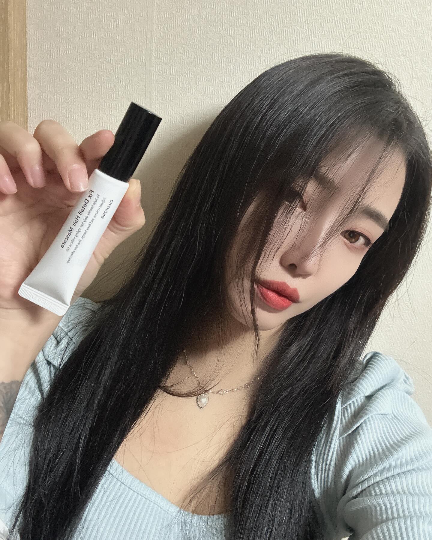 #차홍
부스스하고 정리 안 되는 잔머리는 이제 차홍 픽스 디테일 헤어 마스카라
3초만에 잔머리를 정리할 수 있고 요즘 유행하는 아이돌 애교머리도 연출해주는데요
이름처럼 마스카라같이 생겨 사용하기도 너무 편하고
뭉치거나 떡지지 않아요
24시간 지속되어 오랜 일정도 걱정 노!
식물 유래 성분으로 피부저자극 테스트 완료와 두피 저자극 테스트도 완료랍니다 🥳
구매는 아래 링크 참고해주세요

https://chahong.com/product/detail.html?product_no=327&cate_no=244&display_group=1
.
.
.
.
#차홍헤어마스카라 #잔머리마스카라 #차홍신제품 #아이돌잔머리커버 #피부저자극 #두피저자극 #잔머리케어 #3초셋팅 #24시간지속력