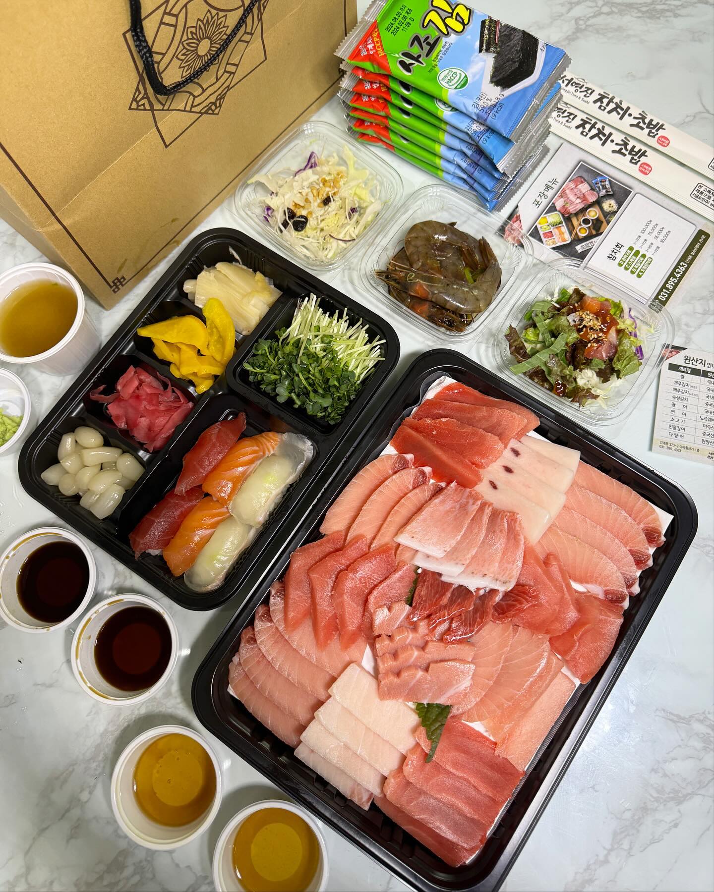 #협찬

인계동 부근에 위치한 수원 서영진참치
주차도 편하고 내부도 생각보다 넓고
프라이빗한 공간도 있는 수원 참치맛집

가격도 부담스럽지 않고 가격대비 양도 많고
블로그리뷰도 많아 믿고 방문하기 좋은

특 참치회를 포장했는데 구성이 완전 푸짐해요
여러종류의 부위 참치들과 2-3인 양 같지만
3-4인 양 같은!!
선홍빛 색감의 맛스러운 참치 비쥬얼🫶🏻
종류가 다양해서 참기름에 찍어먹고
김 무순 와사비 참치 올려서 싸먹고
살살녹아요 녹아☺️😋

짭쪼름 밥도둑 간장새우장, 새콤상큼 참치초무침, 기본적인 샐러드
연어 광어 참치 스시도 함께 포함되어있어서 가성비 찐 갑이예요🍣

원산지 내용도 함께 넣어주셔서 믿고 드실 수 있답니다
가게 내부가 넓고 주차장도 바로 앞에 있어서 가족모임 단체 회식 등등 좋을것같아요!

오전10시부터 일찍 오픈하니
네이버 예약으로 편하게 예약하셔서 방문하세요
주차도 가게 바로 앞 가능해서 편하게 주차 하실 수 있어요

영업시간: 11시~22시
브레이크타임: 오후3시30분~4시30분
주차: 가게 앞 주차 가능

#서영진참치초밥#서영진참치#서영친초밥#수원초밥#인계동초밥#수원참치#인계동참치#수원인계동참치#수원인계동초밥#수원초밥맛집#수원참치맛집#인계동초밥맛집#인계동참치맛집#인계동맛집#수원맛집