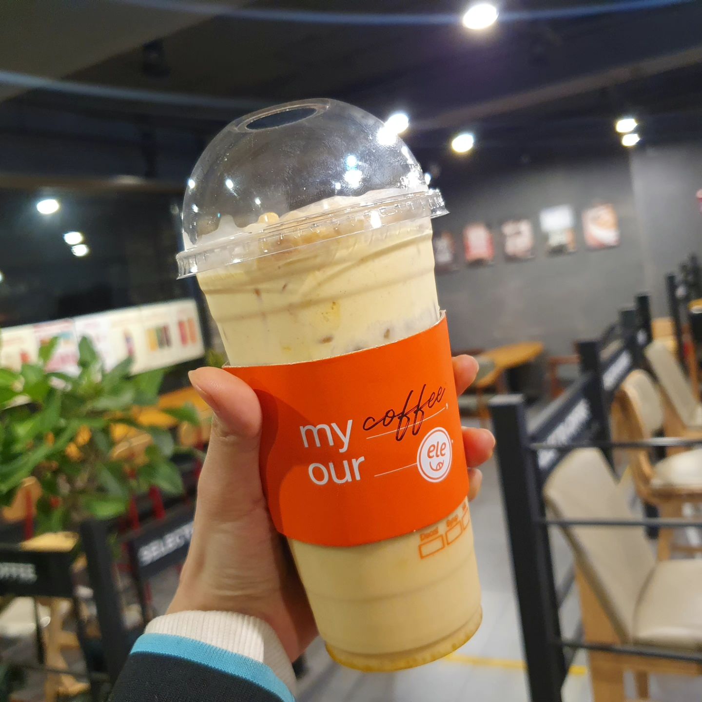 #협찬 #셀렉토커피 #옥수수곡물라떼 입니다🧡

인친님들🤗
오늘 비가오면서 이제서야 가을느낌이 나네요ㅋㅋ
그동안 넘더워서 겨울언제오나했는데ㅋㅋ
셀렉토에 가을시즌음료가 있다구해서 방문했는데요

옥수수곡물라떼는 옥수수와곡물,오트라떼가 들어있어서
참 고소~~하구 씹는맛두 좋아요!
옥수수 토핑보세요 완전듬뿍임..🧡
식사대용으루도 괜찮을거같은 포만감🙊
옥수수랑 오트이니 누구나 친숙하게 드실수있는 그런맛이에여!👍

#셀렉토소사역점 은 2층으루되어있어서 
넓직하게 쾌적하게~ 이용하실수있답니다
벌써 여러번 방문했었어요ㅋㅋㅋ
다른 시즌음료두 마셔봐야겠어요 
요즘 옥수수가 넘나맛있어용 ㅠㅠ🧡

비가 오고나면 추워진다던데
이제 잠바들 슬슬 꺼내야할거같아요
울인친님들 비오는 주말 즐겁게 마무리하셔요💖

 #셀렉토 #가을시즌음료 #옥수수 #오트 #옥수수라떼 #오트라떼 #곡물라떼#셀렉토메뉴추천#셀렉토부천#부천커피숍#소사동커피숍