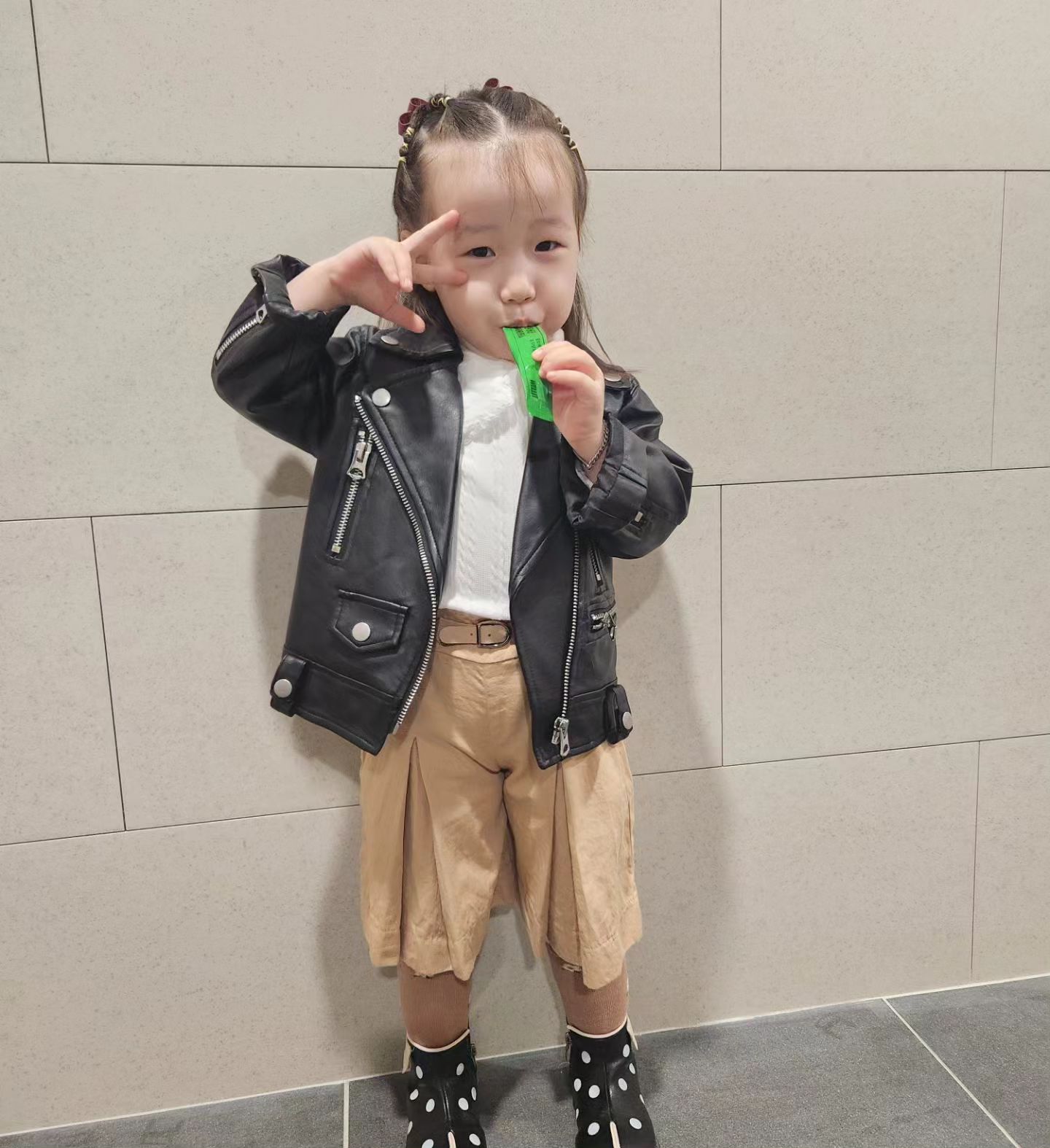 #인생1178일차 #하현서 #하똑똑 

벌써 38갤이며 다음달이면 얼집졸업
아직 행동도 키도 애기인데 유치원 보낼생각하니 걱정😬
요즘 유난이 개구쟁이에 말도 더 안들어서 
지금 사진인 한달 반 전으로 돌리고 싶다ㅋㅋ
튼튼영어에빠져 율동도 다 외우고 하지만 요즘은 또 안하려하도ㅋ
아빠회사가서 퇴근시간에 현서아빠부르시며ㅋㅋ
지긋지긋한 중이염은 아직도 반복🫣
우리 화이팅 해보자 뭐든!ㅋ