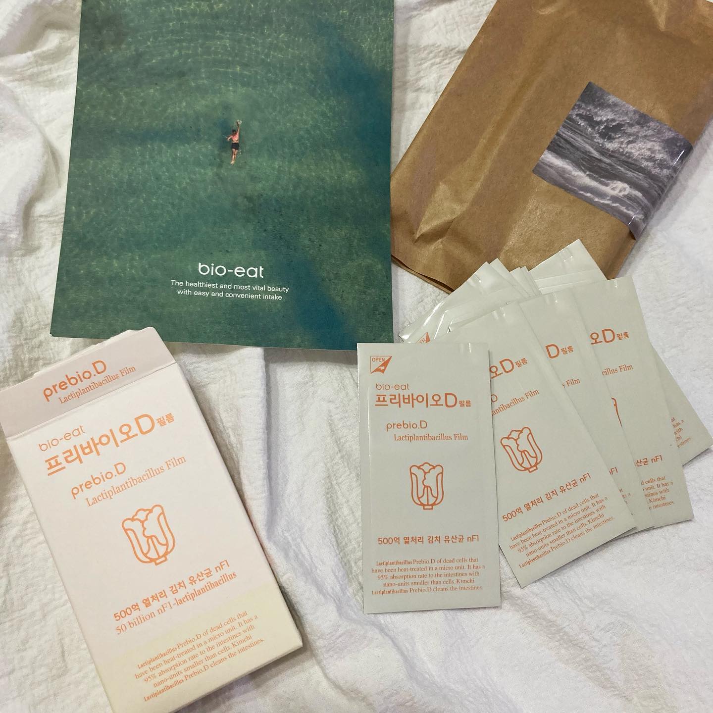 #협찬 bioeat.kr

바이오잇 프리바이오D 유산균 필름 (1박스/10EA)

눈 코 뜰 새 없이 바쁜 워킹맘
귀찮아도 매일 아침 유산균만큼은 꼬박꼬박 챙겼었는데
언제부턴가 그마저도 소홀해지더라구요.

제가 그동안 먹어 온 유산균은 캡슐 타입이 대부분이었는데
바쁜 아침 일부러 시간을 내어 물과 함께 챙긴다는게
아마도 조금은 부담스러웠나봐요.

오늘은 필름 타입의 유산균을 소개해보려고 해요.

유산균, 면역력, 비타민을 필름 한 장에 담은
바이오잇 프리바이오D 유산균:)

필름 타입의 유산균이라니 정말 신박하지 않나요?

바쁜 일상 속 이동하는 차 안에서, 사무실에서, 여행 중에도
언제, 어디서나 간편하게 챙길 수 있다는데 그저 감동♥

사실 사무실 제 책상 위에는 다양한 영양제가 자리 잡고 있는데요.
다들 통이 하나같이 크다 보니 책상 위에 계속 두는게
업무를 볼 때 불편하기도 하고, 또 굳이 일부러 탕비실에 가서
물을 떠오고 영양제를 꺼내먹는다는게 별거 아닌 것 같지만
건강을 꼭 챙기고야 말겠다는 의지도 있어야 하는거더라구요.

그런데 얇디 얇은 필름 타입의 유산균이라니,

파우치는 물론이고 얇은 지갑 속에도 쏙 들어가는
미니멀한 사이즈로 생각날 때 언제든 꺼내
혀에 붙이기만 하면 사르륵 녹아 흡수되어
바쁜 현대인들에게 최적화 된 제품이 아닐까 생각됐어요.

또 무엇보다 한국인은 서양인과 장내 환경이 다르기에
한국인의 장에 맞춘 유산균을 먹어야 효과가 크다고 들었는데요.
프리바이오D는 김치에서 추출한 토종 균주로
한국인에게 우수한 흡수력을 자랑한다고 해요.

직접 먹어 본 결과입니다.
우선 새콤달콤 우리가 흔히 알고 있는 요구르트 맛으로
남녀노소 누구나 맛있게 즐길 수 있을 것 같았구요.
간편하게 입 안에 쏙, 휴대성이 좋아 매일매일 챙길 수 있을 것 같아요.
또 어른 뿐만 아니라 영유아도 함께 먹을 수 있는 제품으로
녹여 먹기 힘든 영유아라면 따뜻한 물이나 분유에
녹여서도 먹을 수 있다고 해요.

캡슐이나 가루 타입의 유산균이 부담스럽거나
불규칙한 식습관을 가진 현대인들에게
바이오잇 프리바이오D 김치 유산균 필름
꼭 추천해드리고 싶어요.

제품 링크 : https://bioeat.co.kr/product/list.html?cate_no=24

#필름유산균 #김치유산균 #유산균필름 #아기유산균 #바이오잇 #프리바이오D #유산균공구