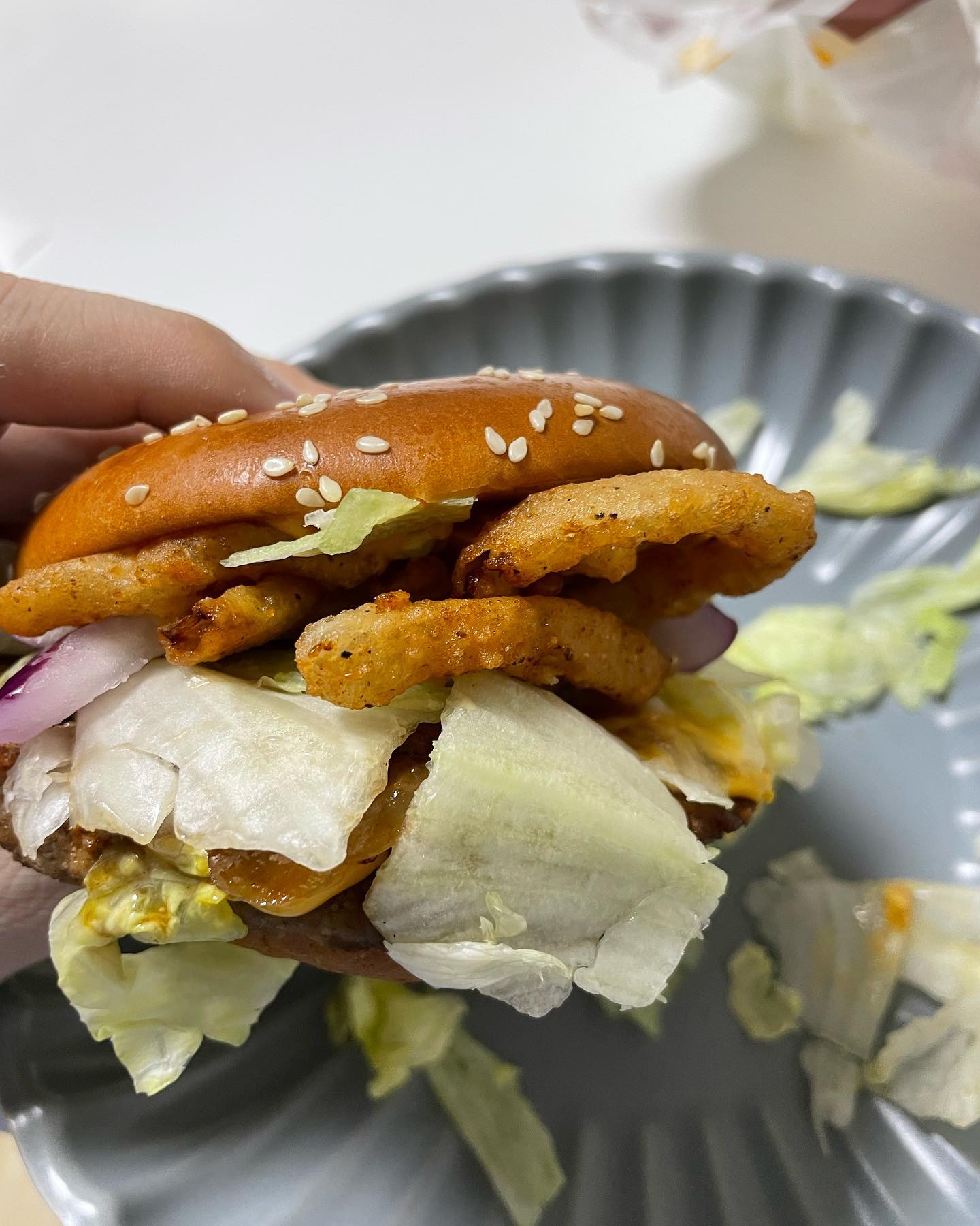 #광고 
mcdonalds_kr 
1955트리플 어니언버거 새로나왔어어요!!

113g의 두꺼운 소고기페티 사용해서 그런지 페티가 엄청 커요 ㅎㅎ
세가지 어니언(그릴드어니언, 레드어니언, 후라이드어니언) 사용해서 맛이 더 풍푸해진느낌이에요 ㅎㅎ

#맥도날드 #68년노하우의클래스 #1955트리플어니언 #1955 #1955버거 #레몬맥피즈 #콜라