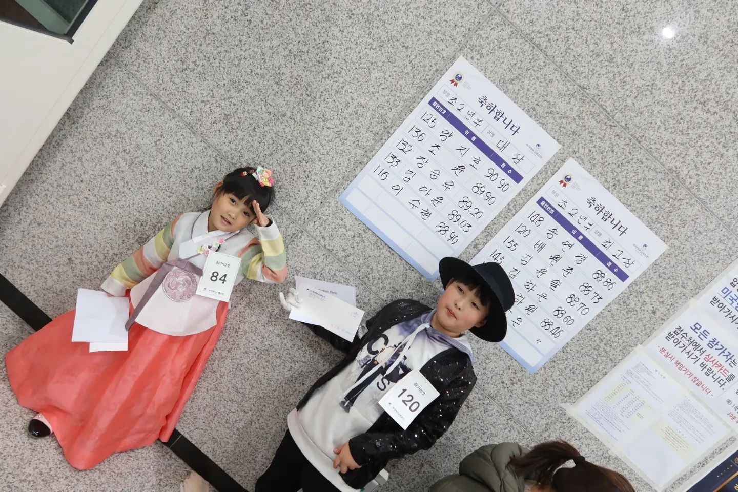 #대한민국학생영어말하기대회 아들은 #초등부 #최고상 딸은 #유치부 #최우수상 탄 남매들❤️❤️
.
2주만에 급하게 대본써서 겨우 외우고 가서 기대 안했는데. 아들은 벌써 3번째수상! 딸래미는
첫도전에 최연소 최우수상❤️