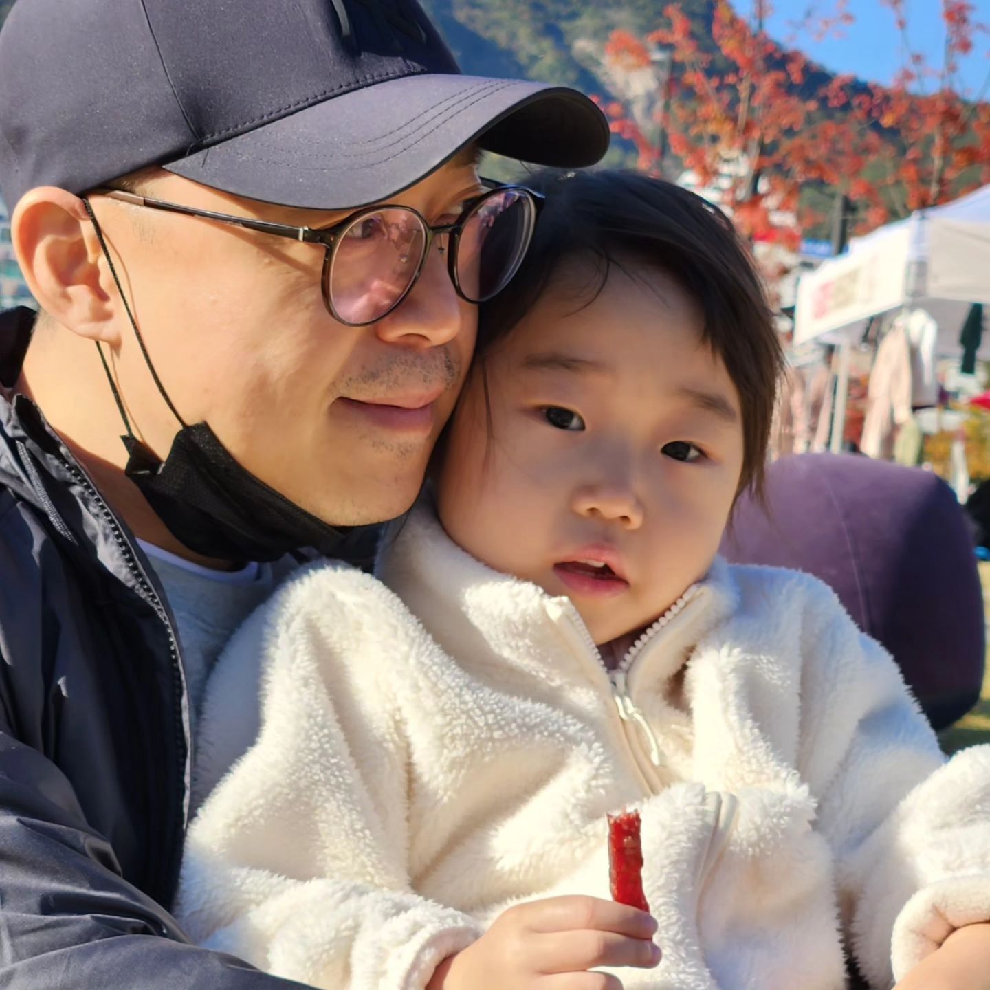 추운데 하늘은 맑고 푸르고 낙엽은 이쁘고 안나갈수가 없구만
하린이 생애첫 뮤지컬보고 청사광장에서 육포 씹기😍
넘 이쁜 투샷이지만 실상은..(영상확인)

#41개월아기 #4살 #효주야맥주줘 #아빠의가르침