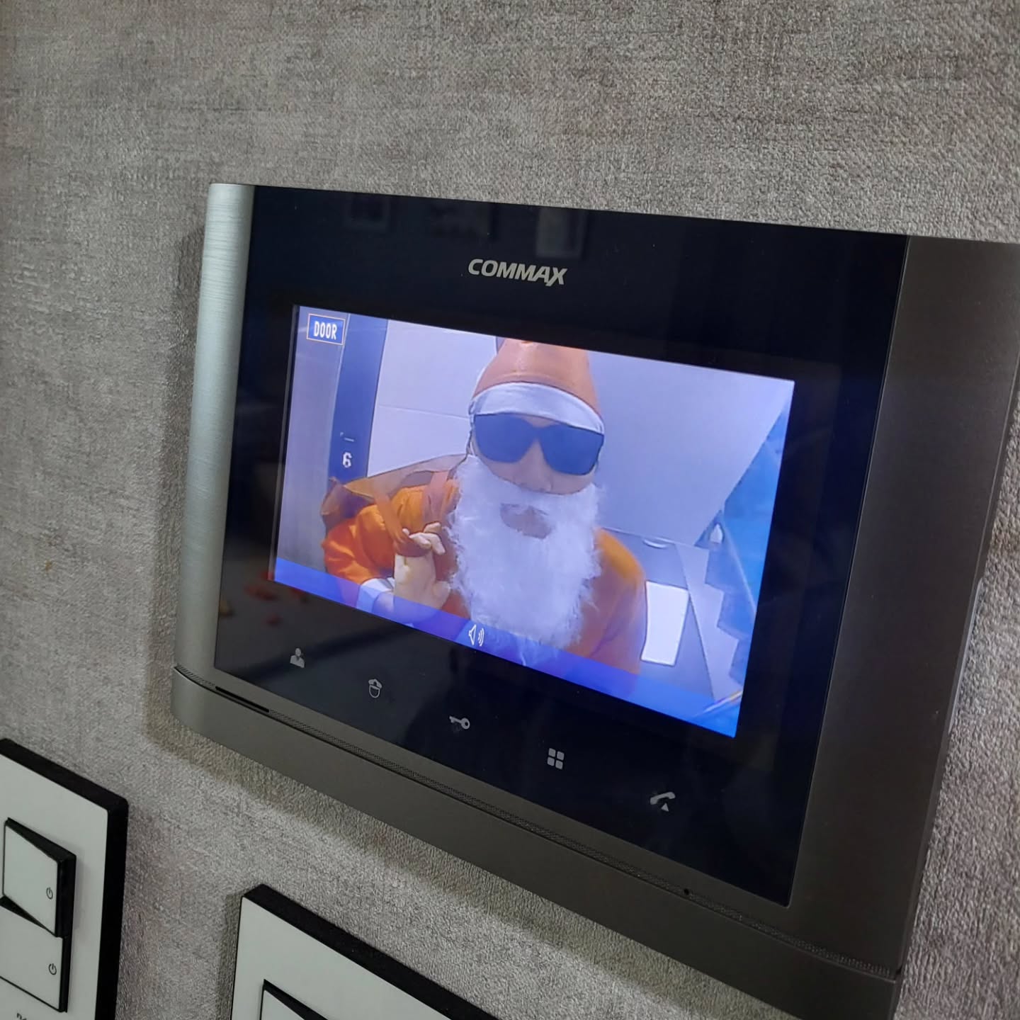 우리집에도 산타가 왔어요 🎅
(배가 나오고 키가 몹시 커서 아빠아니냐는 재준이의 질문도 있었지만) 마침 시어머님 생신도 겹쳐서 온가족 모여 생신+크리스마스파티하고 이래저래 잘 보낸 24년 크리스마스 안녕! 🩷
