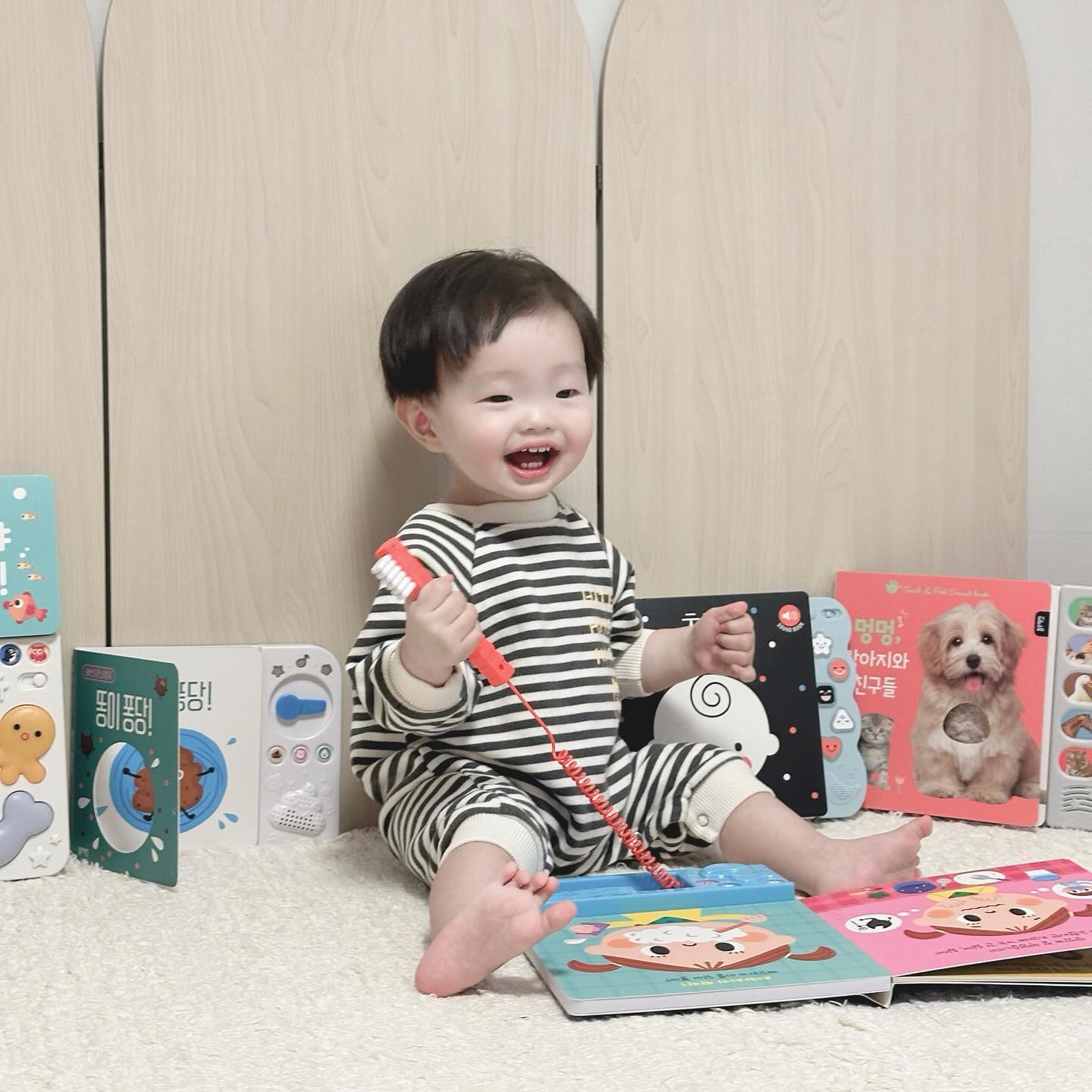 #제품제공 이지만 진심담은 솔직후기 bluerabbit_official_korea 

윤우는 블루래빗 첫토이북을 만나고
매일매일 즐거운 놀이와 배움의 시간을 보내고 있어요 💖
윤우는 사운드북을 특히 좋아하는데 구성이 정말 다양해요 

신생아 때부터 사용 할 수 있는 초점책 부터 
소근육과 청각 시각까지 자극해주는 고래야놀자, 
멍멍강아지와 친구들 ! 동요도 듣고 생생한 동물 사진을 보고 
울음소리도 들어보고 다양한 질감의 천도 만져볼 수 있어요 🧸

치카치카와 똥이퐁당은 동물들의 양치와 배변활동을 하는
그림과 소리를 듣고 올바른 생활 습관을 익힐 수 있어요 💖

숲속음악회는 동글동글 탭을 당기면 그림이바뀌고 음악이 나와
청각, 소근육 발달은 물론 손과 눈의 협응력을 길러줄수 있어요 

이렇게 다양한 자극을 주는 첫토이북의 사운드북은
0세부터 5세까지 다양하게 활용 할 수 있어요 ✨

첫토이북을 만나기 전에는 윤우와 어떻게 놀아줄지
발달에는 어떤것들이 좋을지 고민이 많았는데

첫 토이북은 가이드북이 구성에 포함되어있어
놀이방법 활용법등을 알려줘서 더 좋더라구요 ! ♥️♥️

구성부터 가이드북 까지 아이를 생각하는 블루래빗 첫 토이북 
아기들 전집 알아보신다면 블루래빗 첫토이북 너무너무 추천드려요 ! 🤍

#아기전집 #전집추천 #토이북 #블루래빗 #첫토이북 #블루래빗토이북 #멍멍강아지와친구들 #초점책 #치카치카 #똥이퐁당 #아기전집 #아기교구 #돌아기장난감 #돌아기교구 #돌아기전집