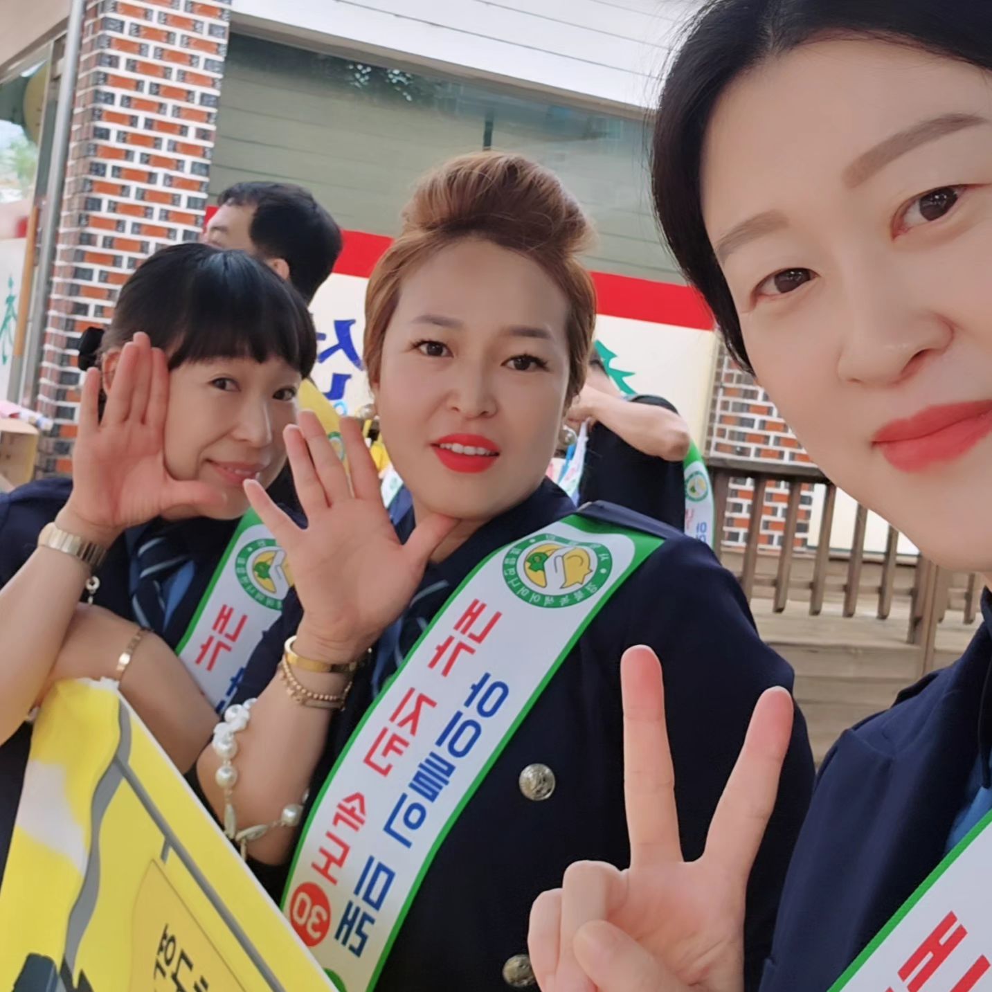 상반기 마지막 캠페인!

더운날씨에도,
정복입고 봉사해주신 녹색어머니,
그리고 시장님,서장님, 교육장님,
우리 국장님 외 직원분들 ㅎㅎ
다들 모두 고생하셨습니다 :)

#황금같은 아침시간
#그래서더의미있는💕
#녹색연합
#끝나자마자줄행랑