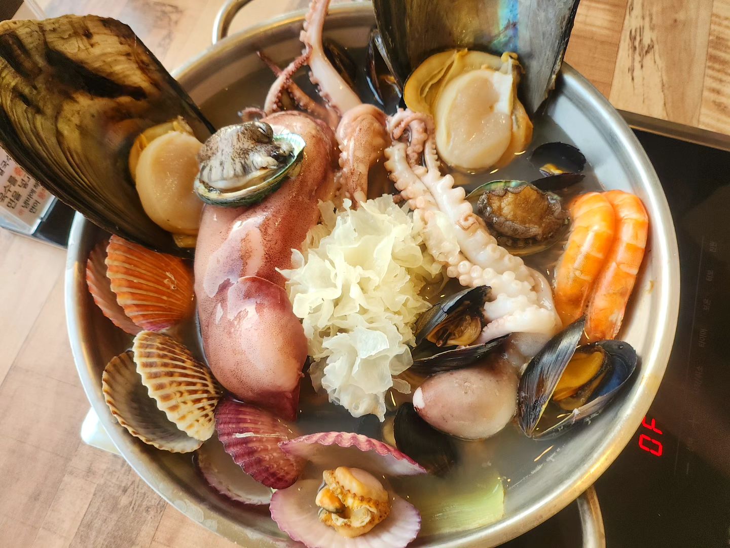 진심푸짐하고 맛있었던
해물칼국수 맛집
#조여사네해물왕칼국수
키조개와 활전복이 추가된
#바다왕칼국수 로 골랐는데
맛도 좋고 가성비까지 최고!!
.
.
#물왕저수지맛집 #시흥칼국수 #시흥맛집 #시흥맛집추천 #물왕저수지맛집추천 #시흥칼국수맛집 #시흥가족모임 #물왕저수지칼국수 #물왕저수지가족모임