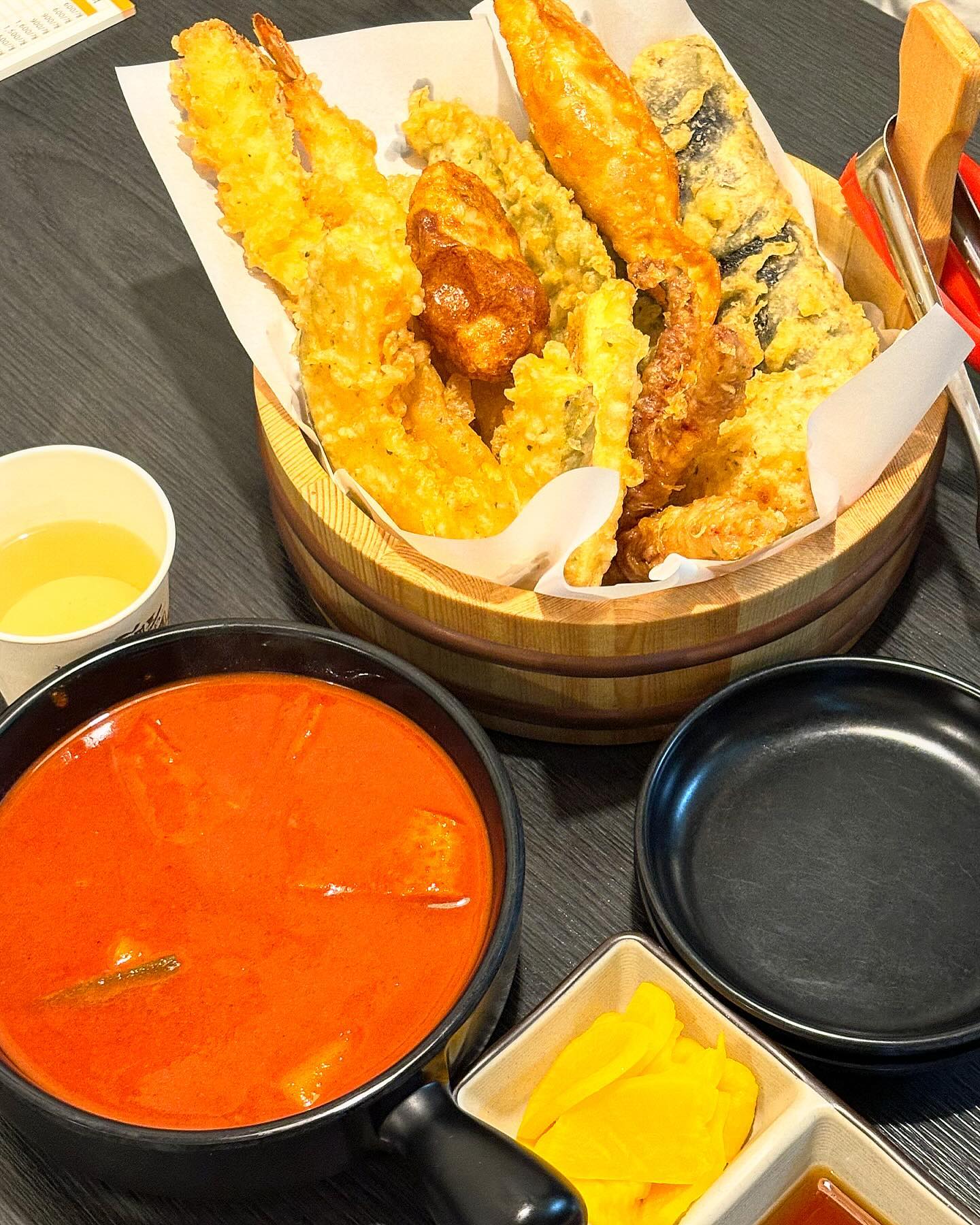 떡볶이랑 튀김세트제공받음😘

오랜만에 주말에 문래동 데이트 다녀왔다!!!

평일내내 떡볶이랑 튀김이 먹고싶었는데
마침 문래동 배달 맛집으로도 손꼽히는 홍대삭 문래점으로 초이스!

매장에 들어가니 매콤한 떡볶이 소스 냄새와
갓 튀긴 단호박 같은 향이 퍼졌다
하트 뿅뿅❤️

국물떡볶이로 나와서 튀김을 소스에 찍어먹으면 넘나 꿀맛이었고
튀김인데도 기름이 깨끗해서 담백했당

매장에서 먹으면 어묵 국물도 맛볼수있다 ㅎㅎ
나중에 맥주랑도 먹게 배달 시켜야지~

홍대삭 문래직영점
문래역 3번출구!!
서울 영등포구 선유로 50 1층 홍대삭

#문래동배달 #홍대삭 #홍대삭문래직영점 #홍대삭문래점
#문래역데이트 #문래떡볶이 #문래데이트 #문래동데이트
#문래튀김