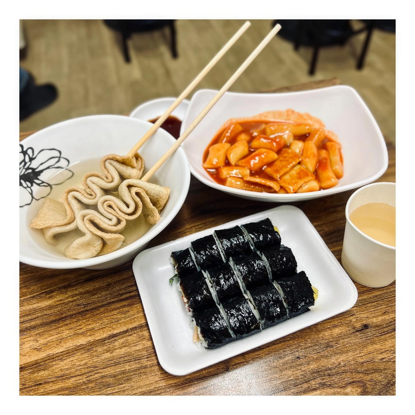 먹죽귀_송파구_감탄떡볶이

송파구 잠실나루역 근처에 위치한
감탄떡볶이 다녀왔어요🤗

점심시간이라 그런지 자리가 딱
한자리 남아 있었습니다👍

시간이 촉박하여 빠르게 먹기 위해
방문했고 알찬 세트로 주문했어요☺️

역시나 분식답게 엄청 빠르게
메뉴가 나왔고 떡볶이는 쌀떡과
밀떡이 섞여있었습니다😀

많이 맵지 않아 아이들도 충분히
먹을 수 있는 맵기였어요😄

세트 구성으로 오뎅2개와 꼬마김밥
3개가 같이 나오는데 유부, 햄치즈
새우튀김이 들어 있었습니다☺️

조합도 다양해서 좋았고 떡볶이에
찍어 먹으니 더 맛있었어요☺️

눈도 많이 오고 날도 많이 추워서
그런지 오뎅국물도 깔끔했어요☺️

체인점이다 보니 맛은 평범했고
가볍게 먹기 좋았습니다😀

💰알찬세트 : 8,000원
　(떡볶이+꼬마김밥+부산어묵)

🗺 서울 송파구 올림픽로37길 130
　　파크리오 상가A동 142호,143호
☎ 02-2243-2003
🚃 잠실나루역, 서울아산병원

#잠실나루역맛집 #서울아산병원맛집
#혼밥맛집 #떡볶이 #떡볶이맛집 #오뎅
#어묵 #어묵맛집 #분식집 #분식맛집