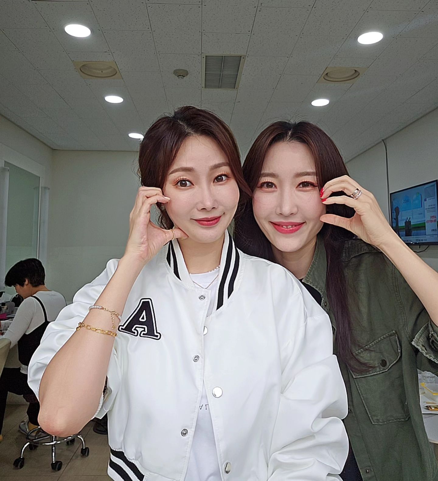 이렇게 풀메로~~
만난적이 오랫만이군요ㅋㅋ우리ㅋ
the_jiyoon ㅋㅋ

미팅갔다 방송까지..
낼 쉬는날이라~일정이 몰려서!!
꽤 정신은 없었는데~

먹는건 엄청 든든히 잘먹고다닌하루였어요!
김치찌개 피자 치킨까지~

팬츠방송이였지만ㅋㅋ배가좀 나와줘야ㅋㅋ
솔직하고 리얼한 방송아니겠습니꽈!^^;

큿! 어쨋던 핏도 넘 예뻣던 #조이너스 
잘나오길 바랭!!!

낼 쉬는날이라 저녁에 남표니랑 
#범죄도시4 보러 가기로했는데~
재미있나요? 보신분!!>_<ㅋㅋ