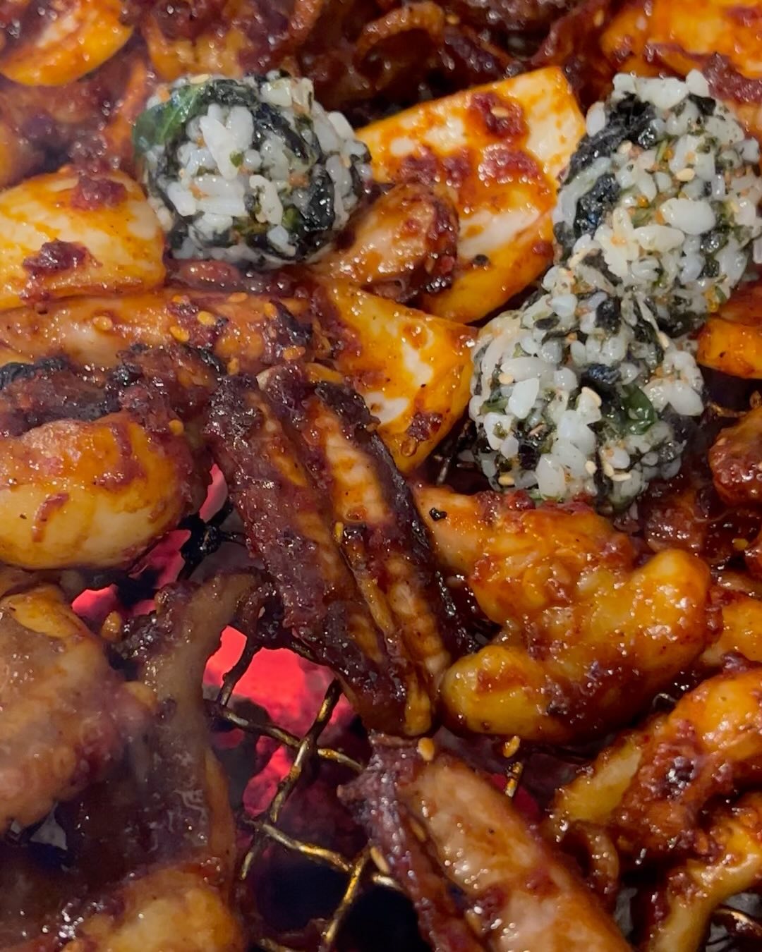 야밤에 웬 빠알간 사진인가 싶겠지만❤️‍🔥 
언니와 다녀온 쭈꾸미 닭발 꼼장어 맛집 인데 주말에도 아른거리구 공유하지 않을 수 없어 올립니다..🐙 
양념이 맛있게 매콤하고
쭈꾸미는 신성하고 탱글탱글해요
꼼장어는 아삭아삭하구요 
닭발은 쫄깃쫄깃..
난 고기 먹을 때도 냉면파인데 … 글구 열무김치가 내 최애인데 !
매운 닭발 쭈꾸미에 열무냉면이라니…참내…🫶🏻 맛없없 
+글구 주먹밥 구워먹으면 바삭함 🤤
++이제 제가 여기 데려가면 제가 많이 좋아하는겁니다♥️🫶🏻♥️

#황재벌#황재벌강남#강남구청맛집#닭발맛집#쭈꾸미맛집#같이갈사람🐙#먹스타그램