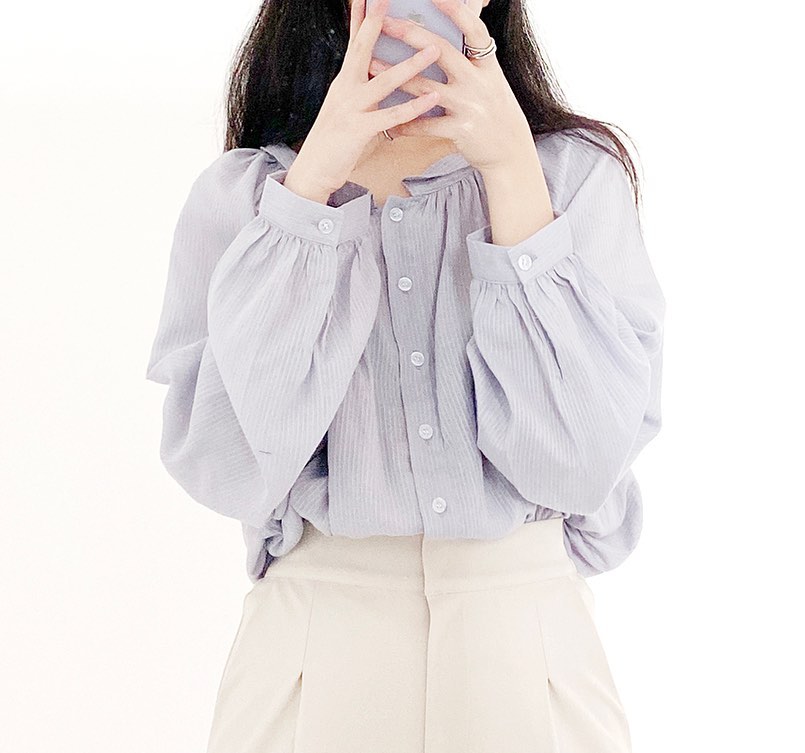 은은한 스트라이프 패턴의 봄 블라우스
⠀
봄에는 벚꽃보고🌸 가을에는 단풍보는것처럼🍁
그 계절을 즐기는게 요즘 너무 좋더라구요🥰
⠀
요런 블라우스는 사실 날씨 좋은 봄에 챙겨 입지 않으면
금방 여름되고 입기 힘들어지니까요!🥲
미리미리 요런 하늘하늘 여리여리한 블라우스 사서
봄이라는 계절을 즐겨보자구요💪