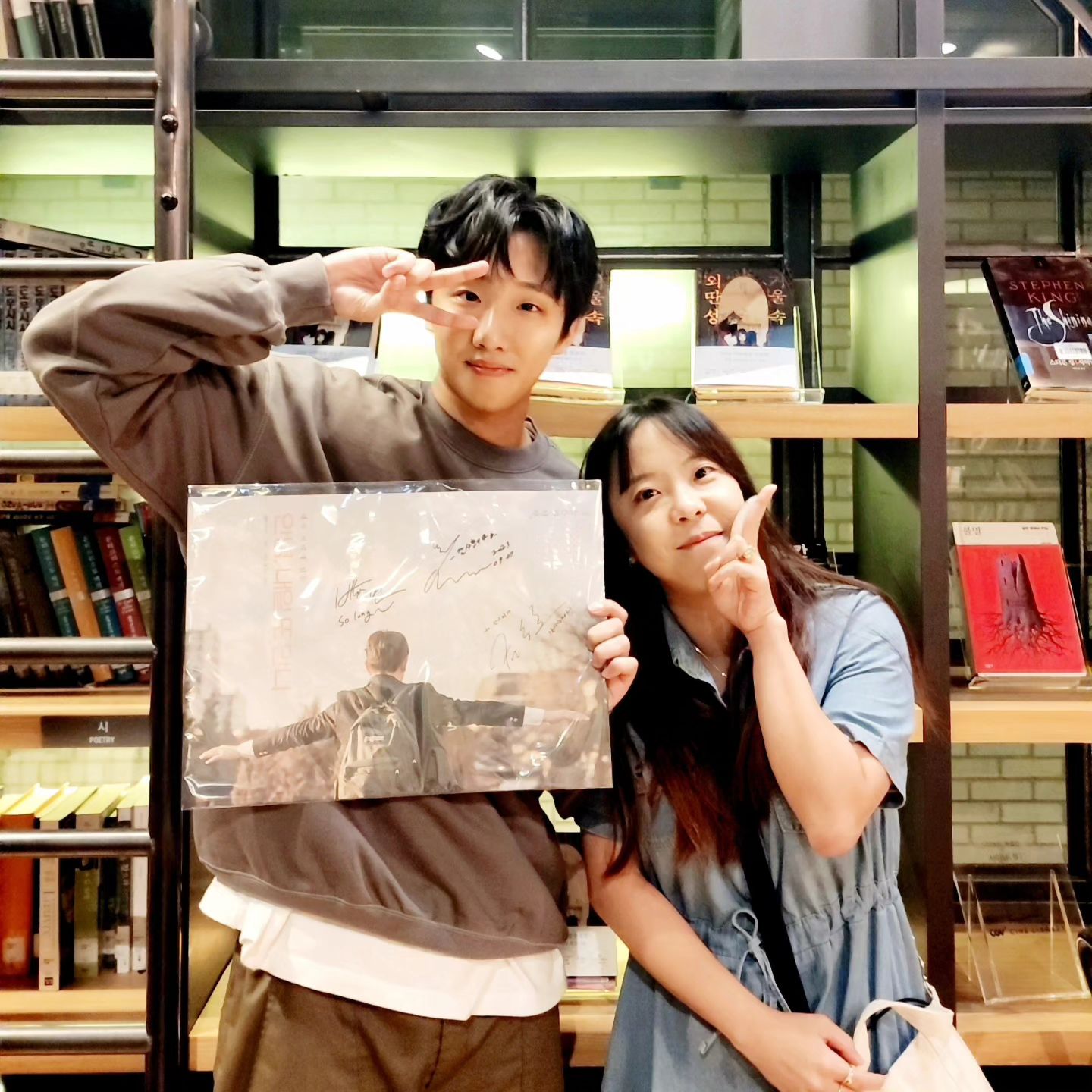안녕하세요! 영화 리뷰쓰는 <황씨네> 입니다
오늘은 2023년 8월 15일 심희섭, 홍사빈, 신주협, 권동호 배우님의 영화 <안녕, 내일 또 만나> GV 행사에 다녀왔어요~^^ 

🎬 <안녕, 내일 또 만나>
🔴 12세 관람가
🟡 드라마
🔴 대한민국
🟡 144분
🔴 (주)안다미로
🟡 2023년 9월 13일 대개봉❗❗ 

#심희섭 #홍사빈 #신주협 #김주령 #권동호 #명동씨네라이브러리 #안녕내일또만나 #백승민감독 #안녕내일또만나GV

일단 영화는 따스함 그 자체고요ㅠ 

보면서 얼마나 많은 눈물이 맺혔는지..
사람 개개인의 감정에 대해 
같이 웃고 같이 울었어요... 

너무 좋은 작품이고
주옥같은 대사가 많아서
마음을 파는, 아리지만 넘 따뜻해서
위로가 되는 영화랍니다^^ 

배우분들의 연기를 또 빼놓을 수 없는데요!
큰 동준 역(심희섭), 작은 동준 역(홍사빈)의
감정연기가 너무 좋아요! 

GV 행사에는 홍사빈배우님과 권동호 배우님 또 백승민 감독님까지 함께하는 영화이야기 너무 재밌었네요ㅎㅎ 

조만간 <황씨네> 블로그에도 후기 올릴 예정이랍니당~ 다들 즐거운 하루 되세요😛 

<줄거리 시놉시스>
열일곱 소년 동준의 학창 시절은 남달랐다. 사교보다 사유의 순간이 좋았던 동준의 유일한 단짝은 윗집 사는 형 강현. 그를 보며 동준은 다른 세상과 삶을 보았고, 그 세상을 동경하게 되었다. 어느 날 강현에게 찾아온 크나큰 시련은 연이어 동준에게도 큰 상실의 아픔으로 다가오고, 그동안 강현과 꿈꿔왔던 미래마저 잃어버리고 만다. 이십여 년이 흘러 중년을 향해 가고 있는 동준은 형 강현과 어릴 적 꿈꿔왔던 그 미래 속에서 현재의 자신과 또 다른 내 모습들을 마주하게 되는데...