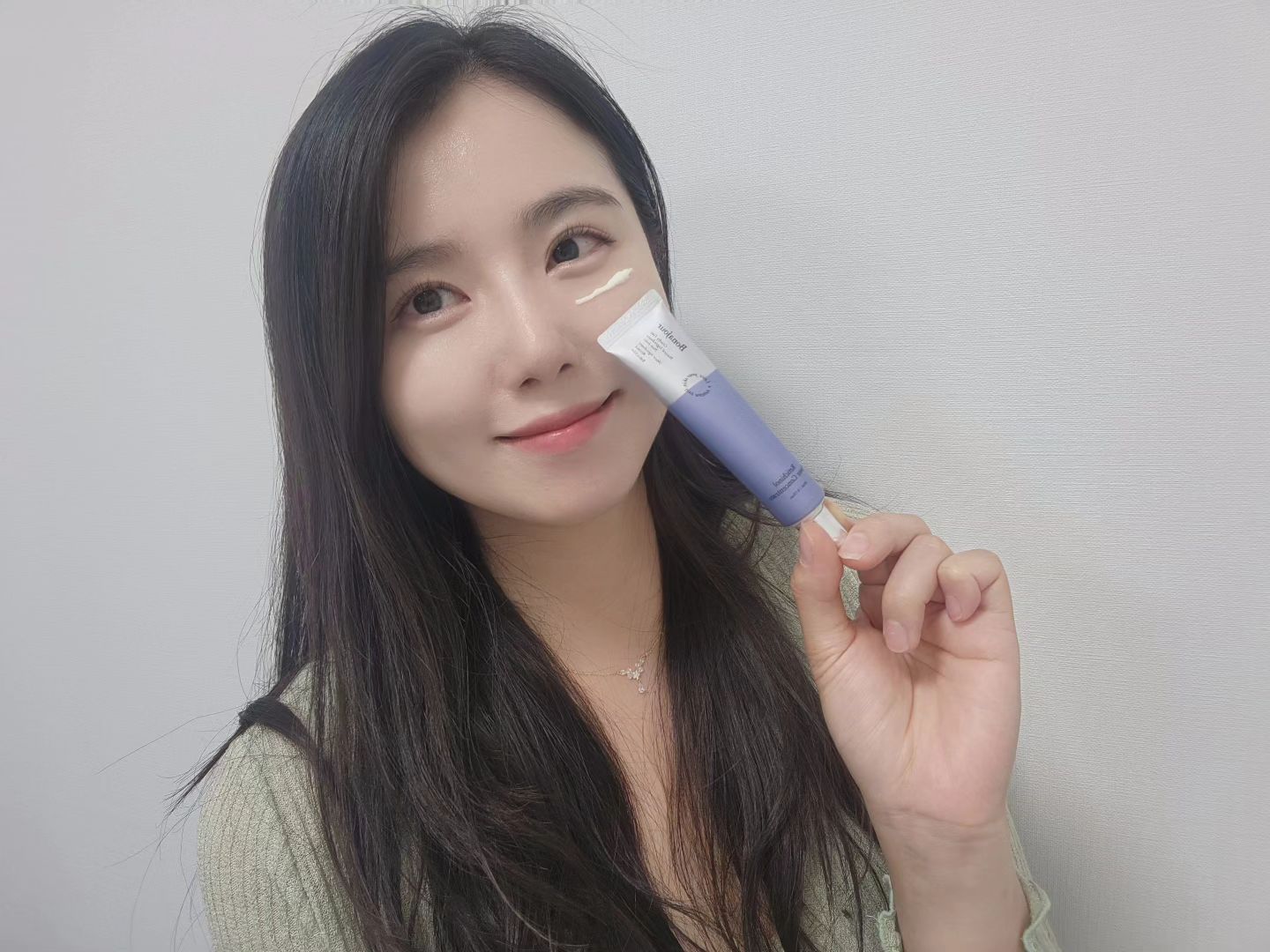 제 최애 기초 브랜드인 보나쥬르에서 레티치놀 크림이 새로 나왔어요 !!🥰
건조해진 날씨때문에 눈가 주름이 깊어지는게 너무 스트레스여서 이 제품을 사용하게 되었는데요 ~🥲
처음엔  미세 주름만 좀 관리 되어도 좋겠다 싶었는데 주름 뿐만 아니라 모공, 색소 침착까지 전반적으로 다
개선되더라고요!!🩷
 특히나 이렇게 효과가 좋은 안티에이징 크림인데 수분감 있고 자극적이지 않아서 사용하기 정말 좋았어요!

저처럼  민감성 피부지만 레티놀 고함량 크림을 사용하고 싶다면 정말 추천 드려요!!

레티치놀 제품 특징 
🩷레티놀 + 바쿠치올 성분 조합으로 강력한 안티에이징 효과
🩷레티놀 효과를 극대화 시켜주는 5가지 시너지 포뮬러 함유 (히알루론산, 병풀추출물, 저분자 콜라겐등 )
🩷주름개선 기능성 인증 임상테스트 완료 제품

보나쥬르 제품답게 순하지만 탄탄한 레티치놀 파워 컨센트레이트 제품 추천 드려요!🫶

#일상 #맞팔
#좋반 #레티치놀크림 #고함량레티놀크림 #주름탄력크림 #안티에이징 #크림추천 #보나쥬르 #bonajour #클린뷰티 #천연화장품 
#제품제공