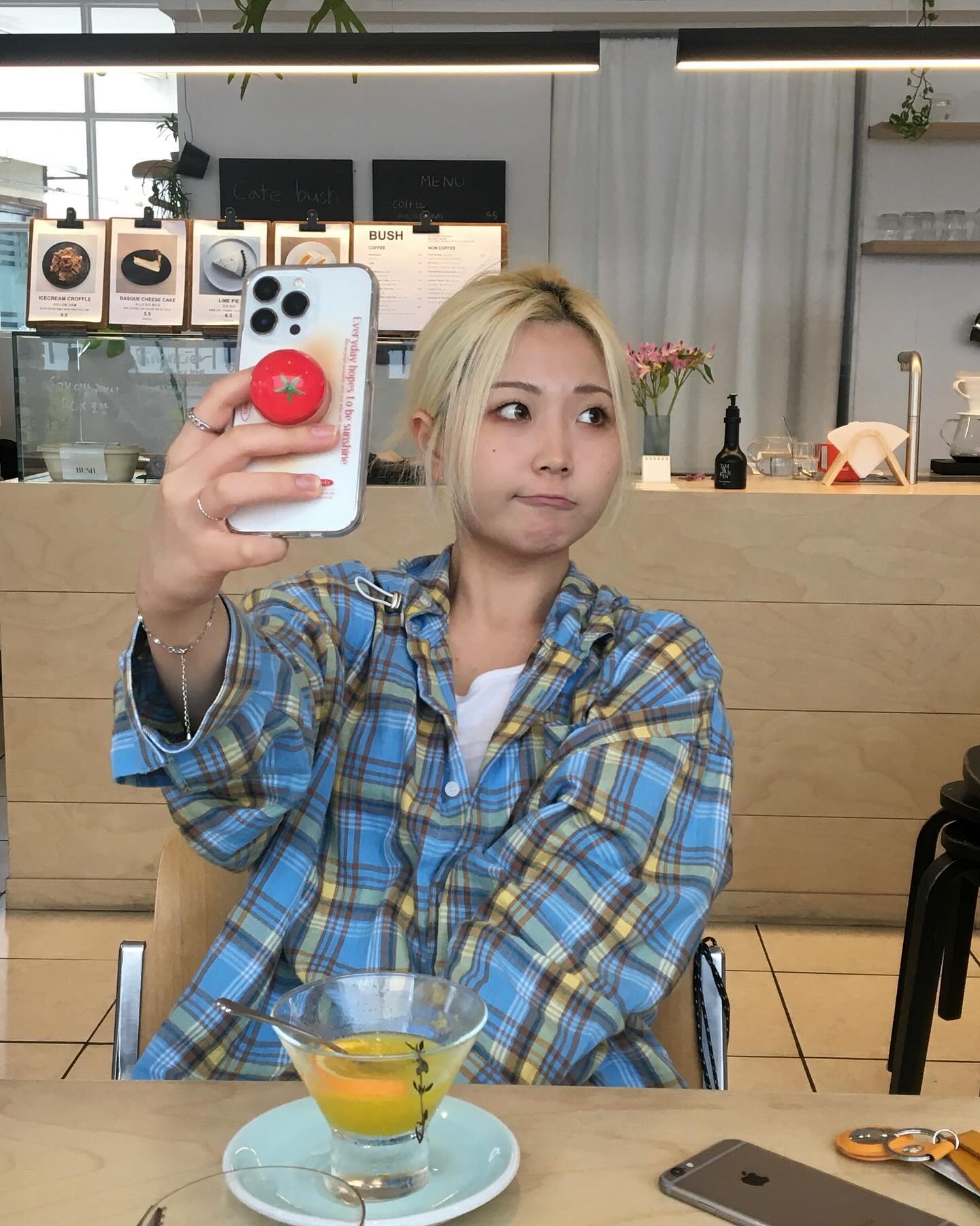 호감..~🫢
.
.
4월 사진 이제야 올리기..^^